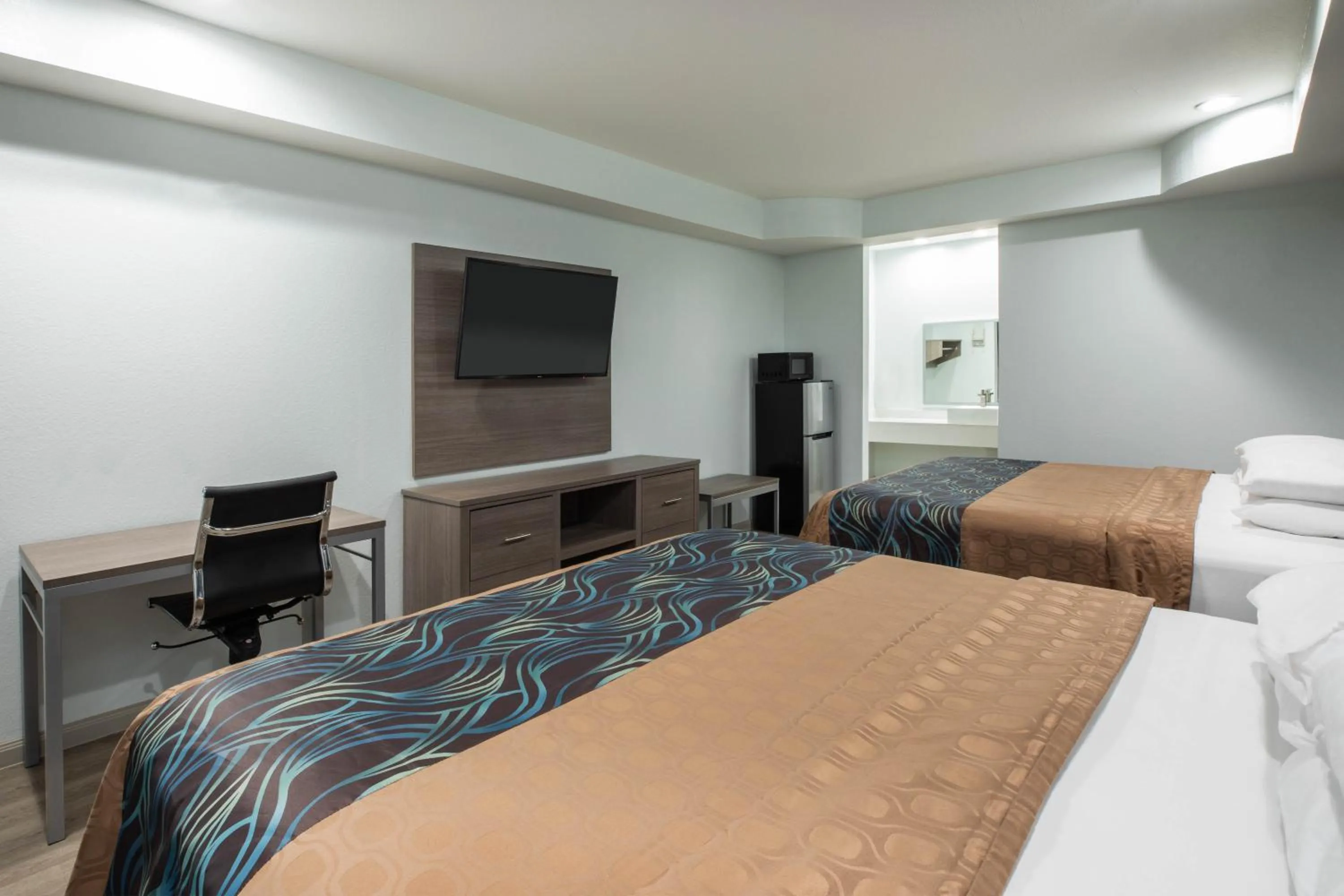 Communal lounge/ TV room, Bed in Super 8 by Wyndham Humble Houston Fallcreek