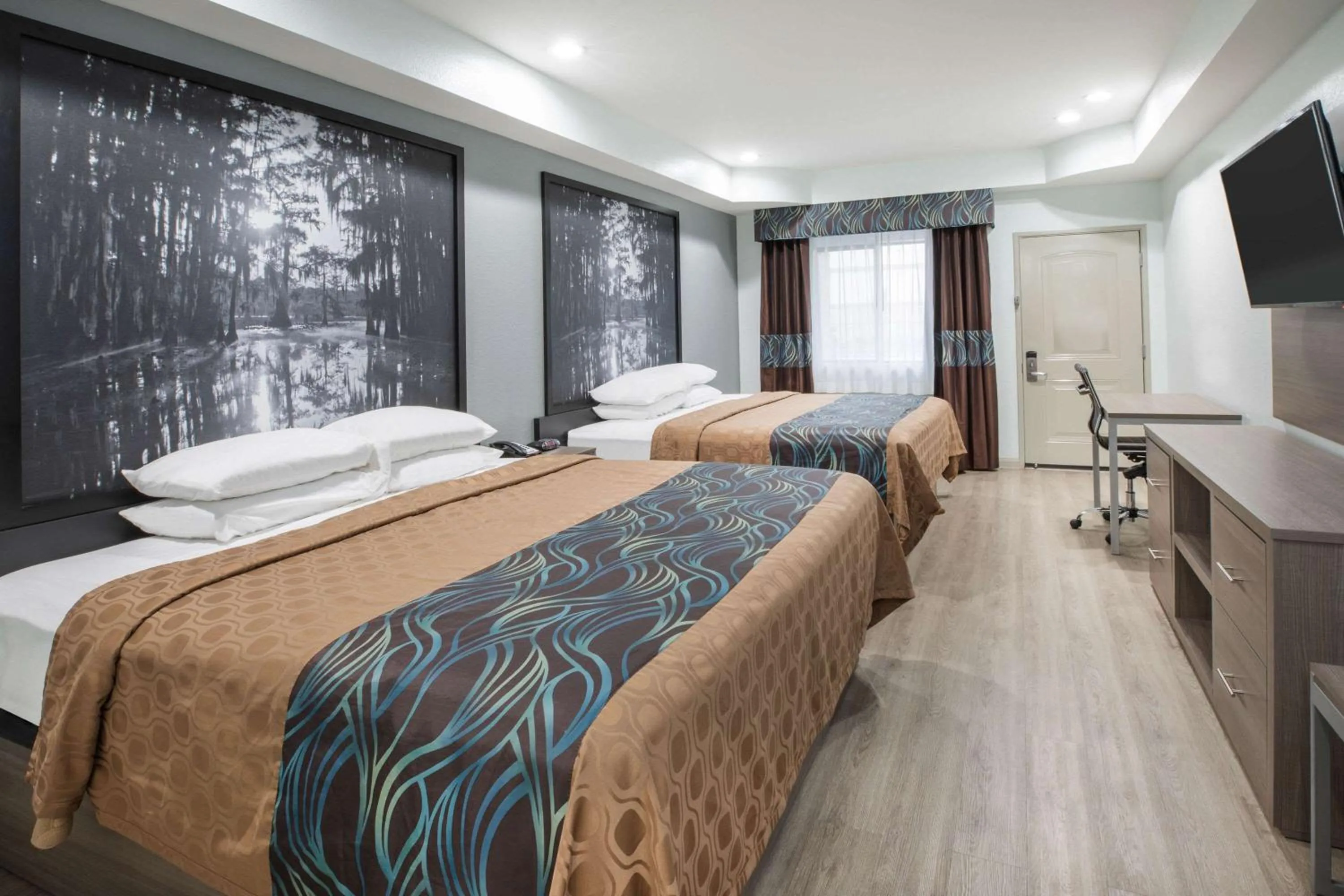 Photo of the whole room, Bed in Super 8 by Wyndham Humble Houston Fallcreek