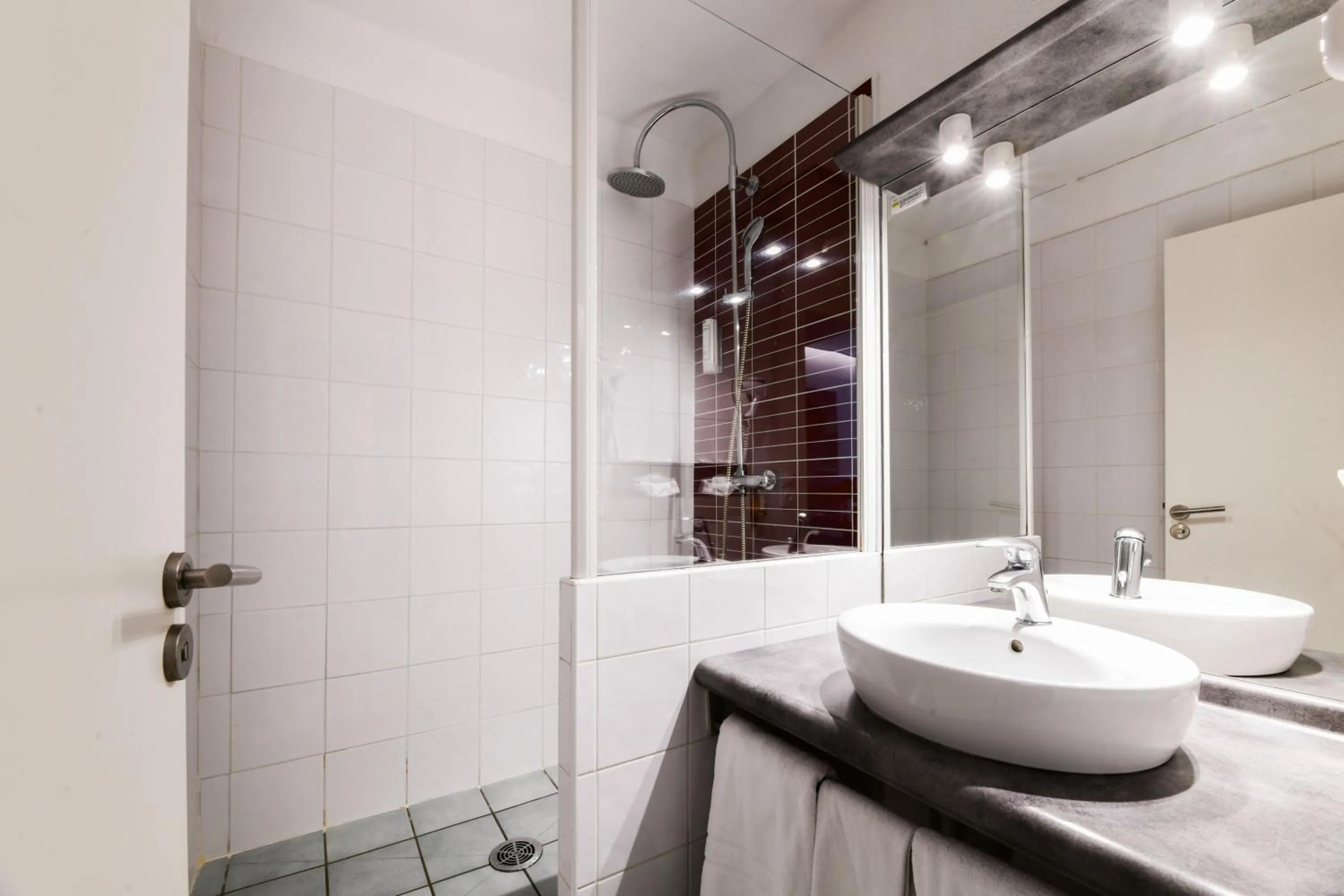 Shower in Hotel Logis Lacotel