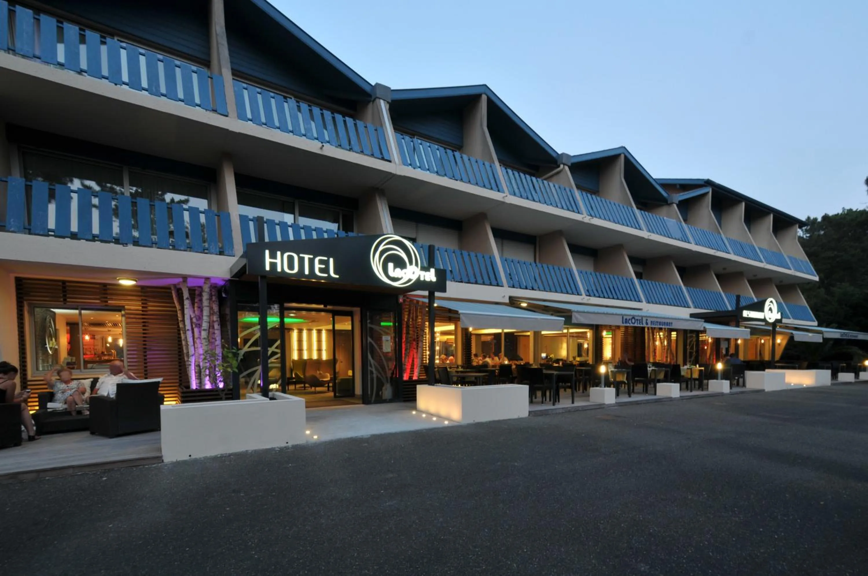Facade/entrance in Hotel Logis Lacotel