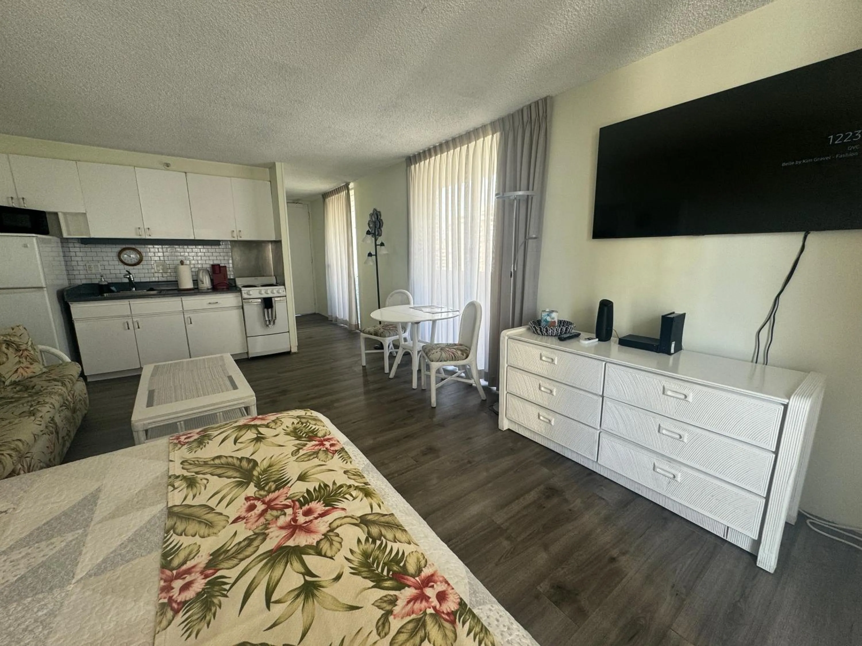 Tropical Studios at Marine Surf Waikiki - FREE PARKING - BEST LOCATION - FULL KITCHEN - SWIMMING POOL