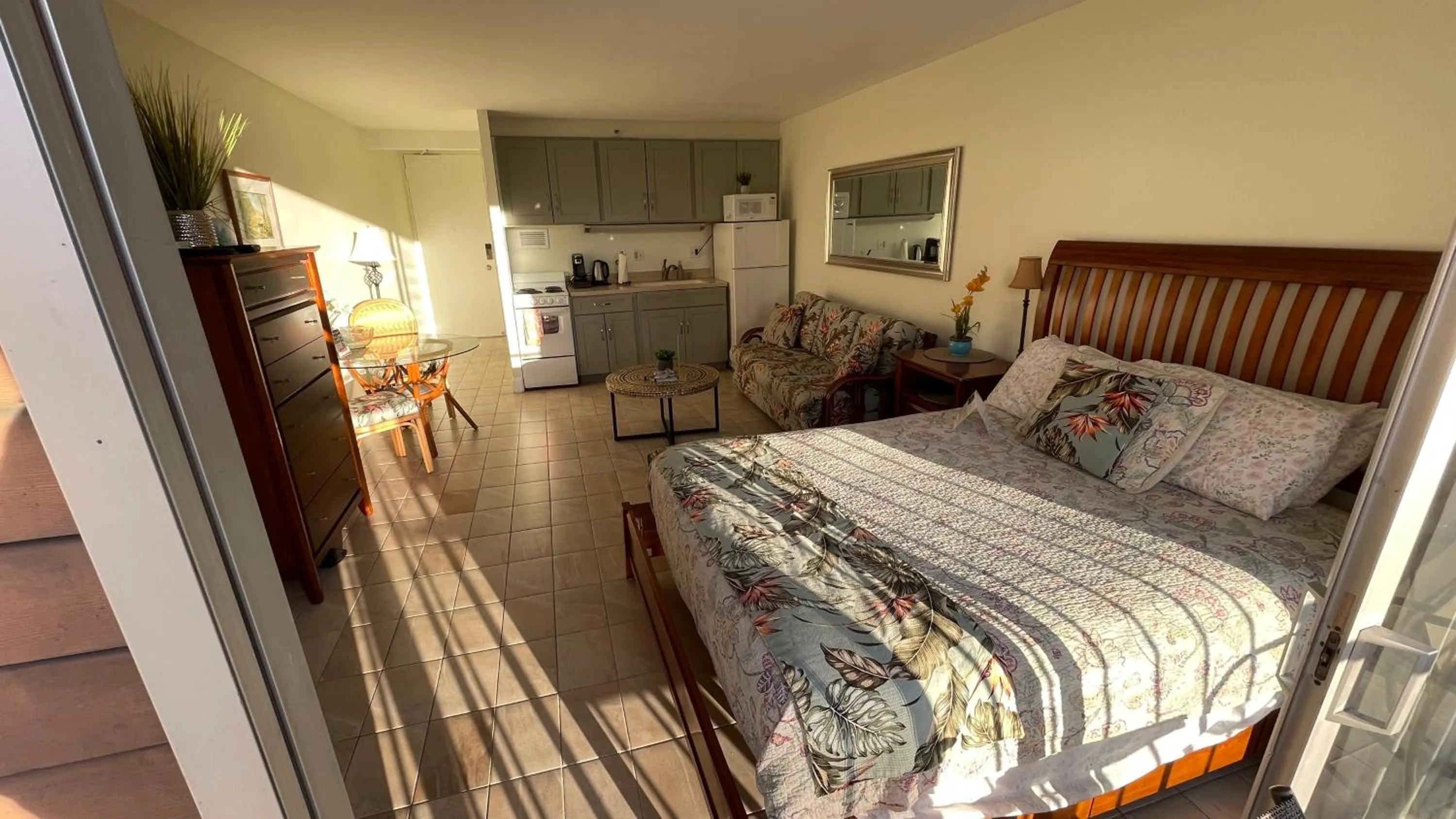Tropical Studios at Marine Surf Waikiki - FREE PARKING - BEST LOCATION - FULL KITCHEN - SWIMMING POOL