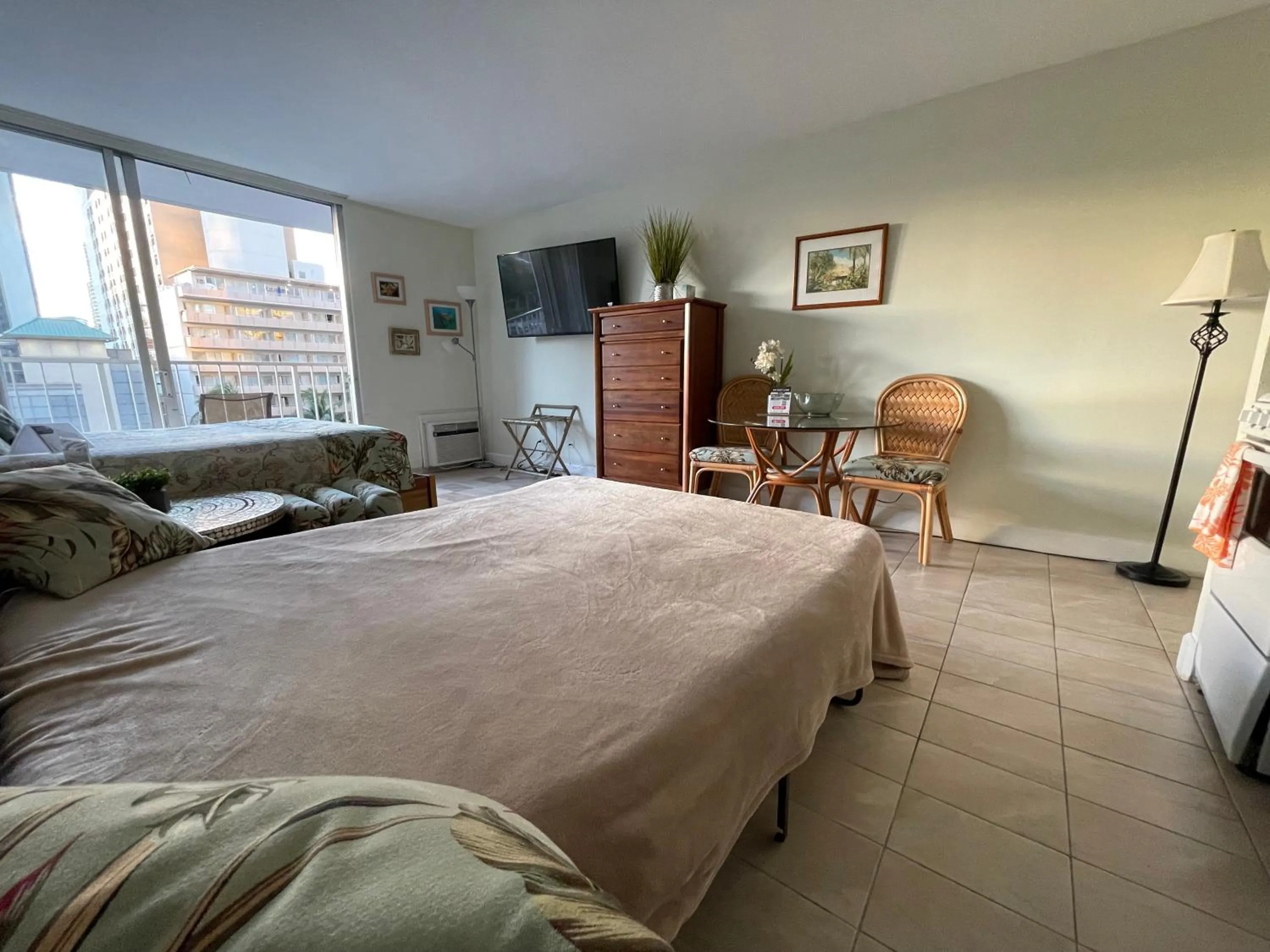 Tropical Studios at Marine Surf Waikiki - FREE PARKING - BEST LOCATION - FULL KITCHEN - SWIMMING POOL