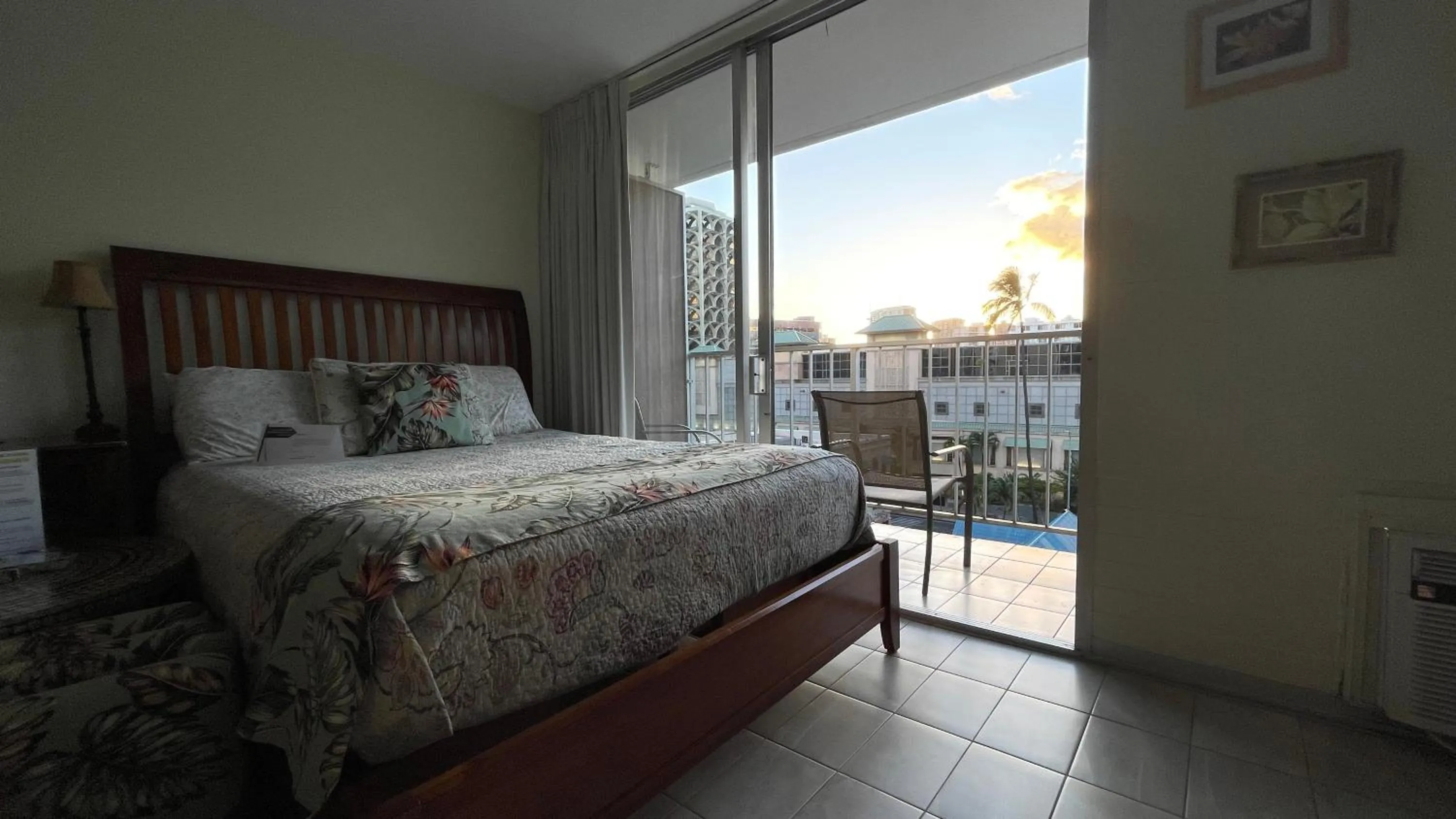 Tropical Studios at Marine Surf Waikiki - FREE PARKING - BEST LOCATION - FULL KITCHEN - SWIMMING POOL