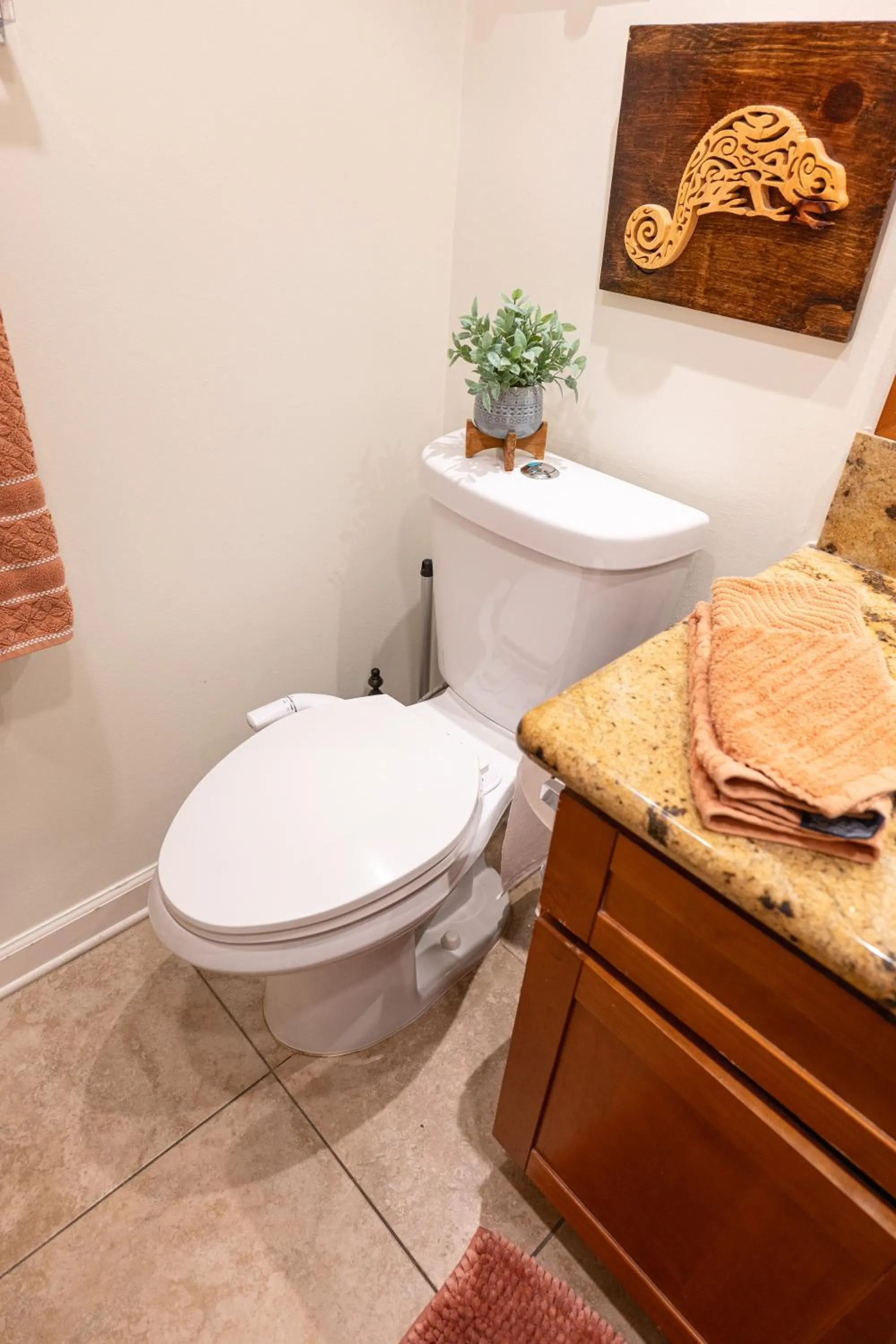 Tropical Studios at Marine Surf Waikiki - FREE PARKING - BEST LOCATION - FULL KITCHEN - SWIMMING POOL