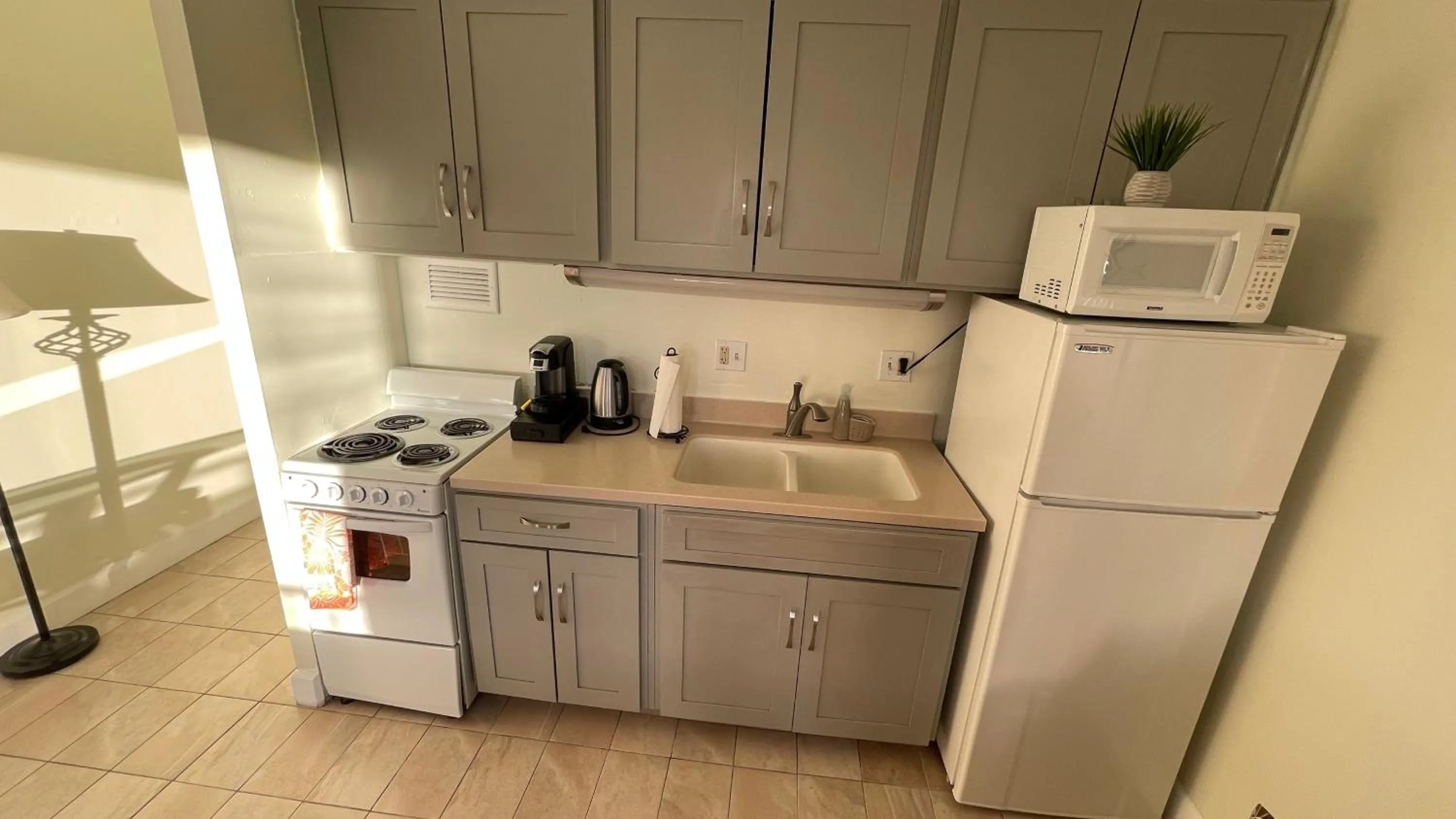 Tropical Studios at Marine Surf Waikiki - FREE PARKING - BEST LOCATION - FULL KITCHEN - SWIMMING POOL