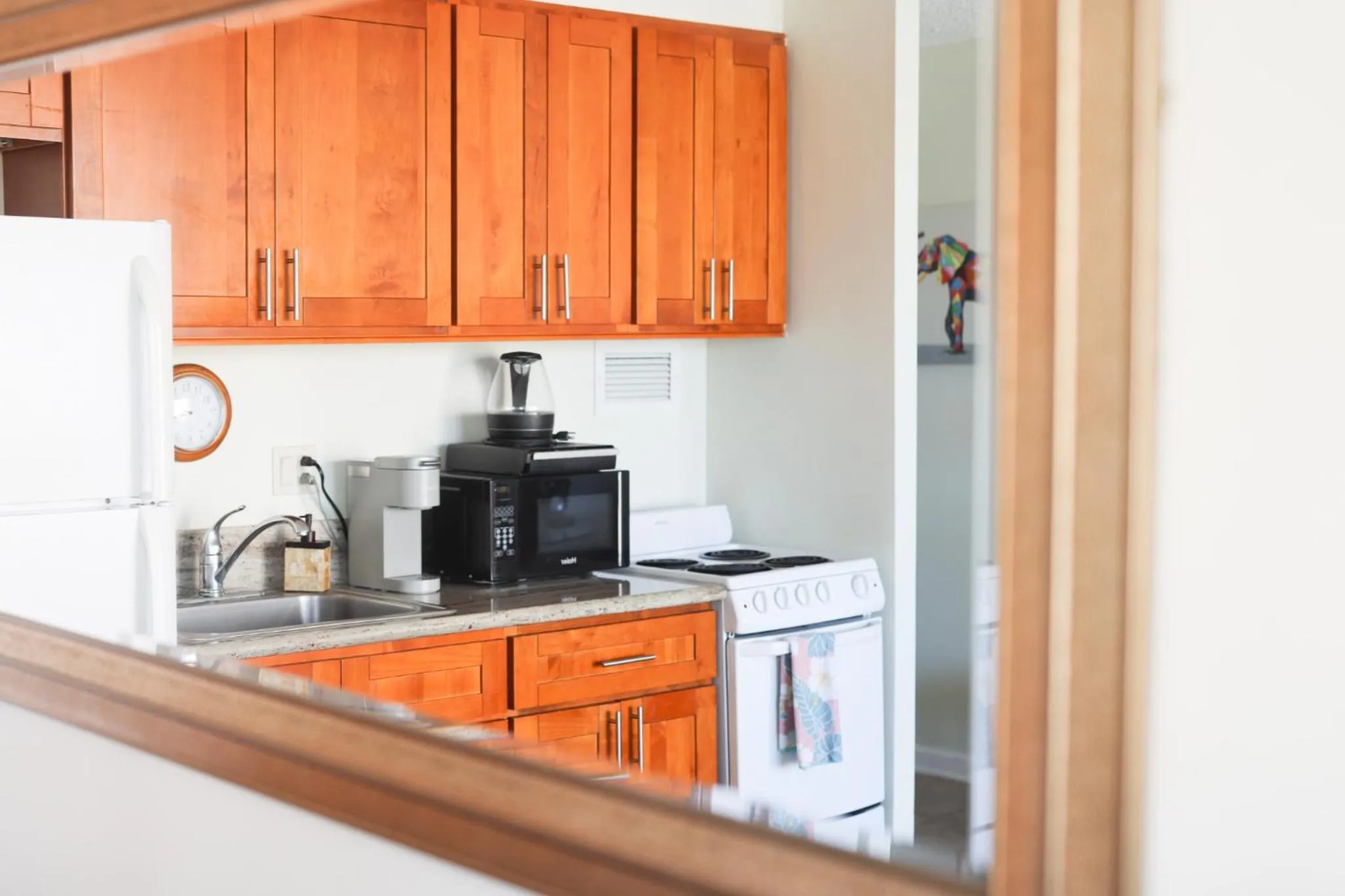 Tropical Studios at Marine Surf Waikiki - FREE PARKING - BEST LOCATION - FULL KITCHEN - SWIMMING POOL