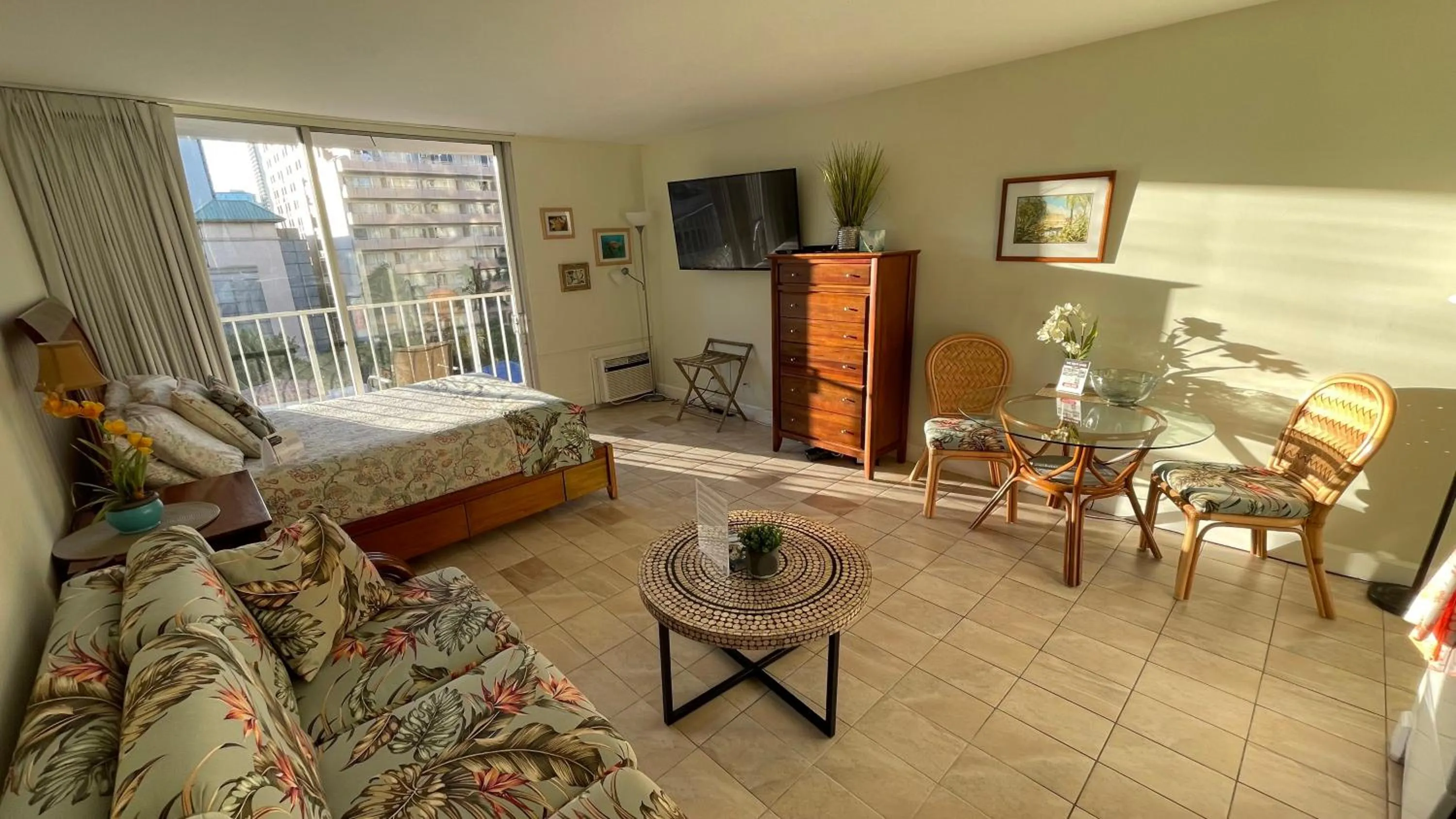 Tropical Studios at Marine Surf Waikiki - FREE PARKING - BEST LOCATION - FULL KITCHEN - SWIMMING POOL