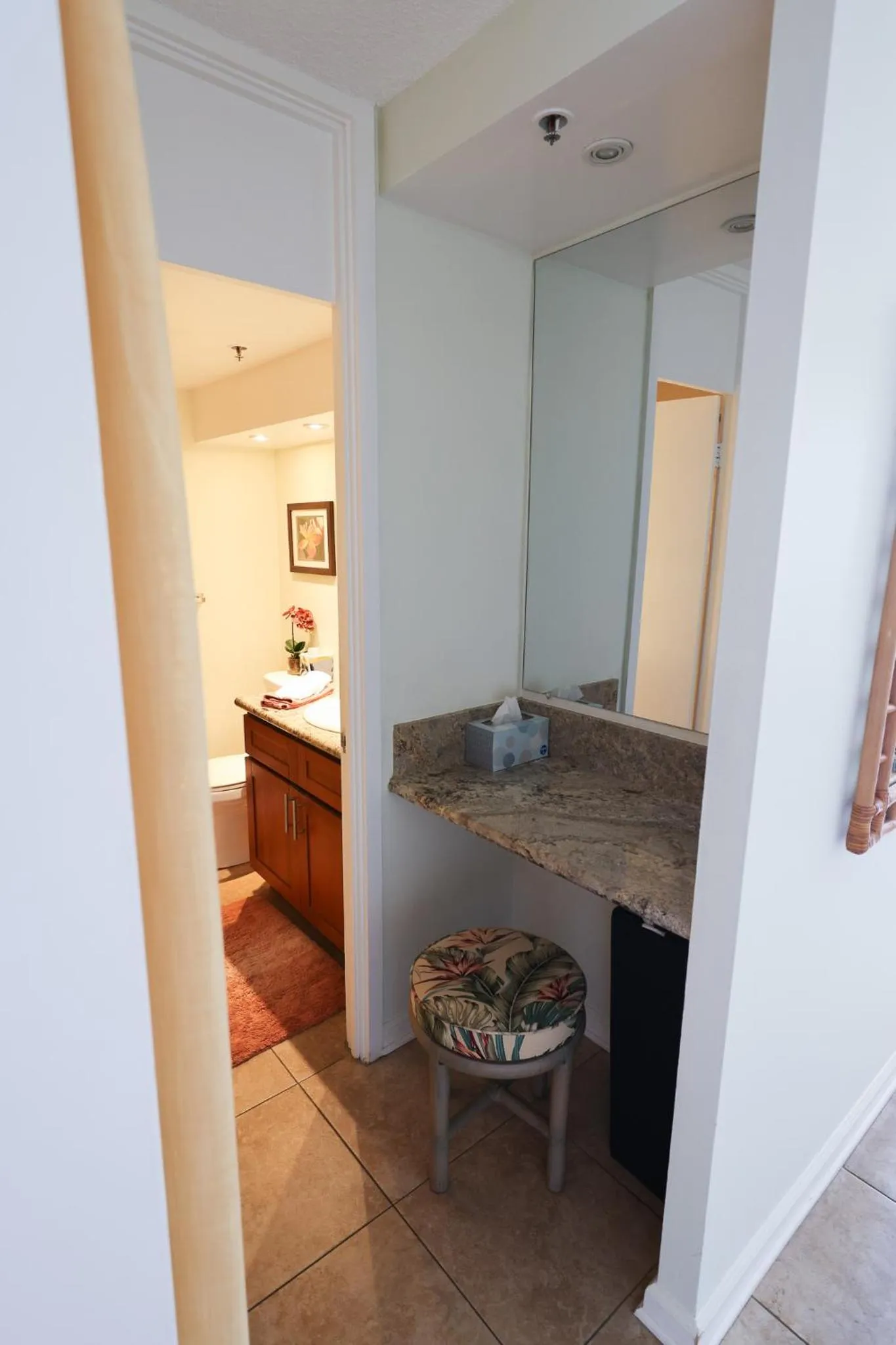 Tropical Studios at Marine Surf Waikiki - FREE PARKING - BEST LOCATION - FULL KITCHEN - SWIMMING POOL