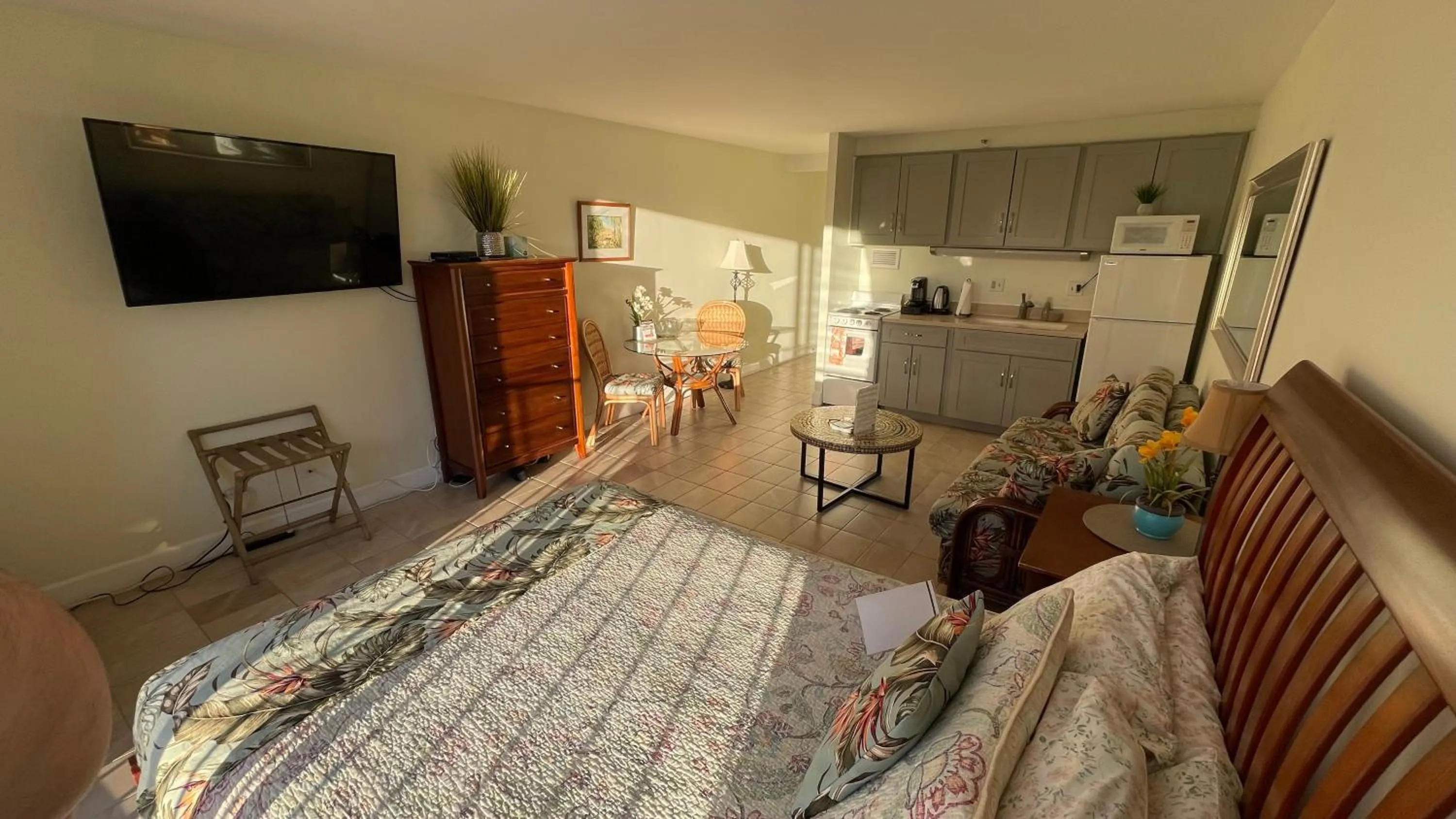 Tropical Studios at Marine Surf Waikiki - FREE PARKING - BEST LOCATION - FULL KITCHEN - SWIMMING POOL