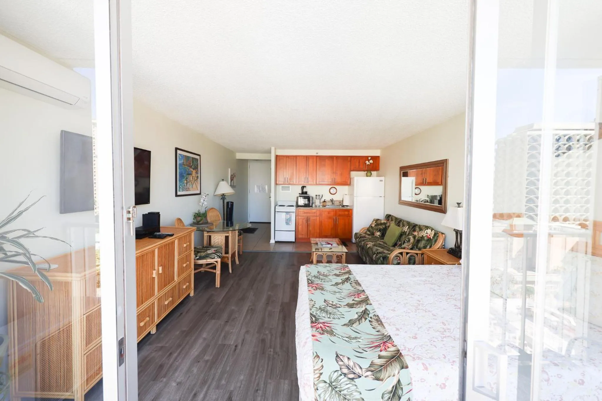 Tropical Studios at Marine Surf Waikiki - FREE PARKING - BEST LOCATION - FULL KITCHEN - SWIMMING POOL