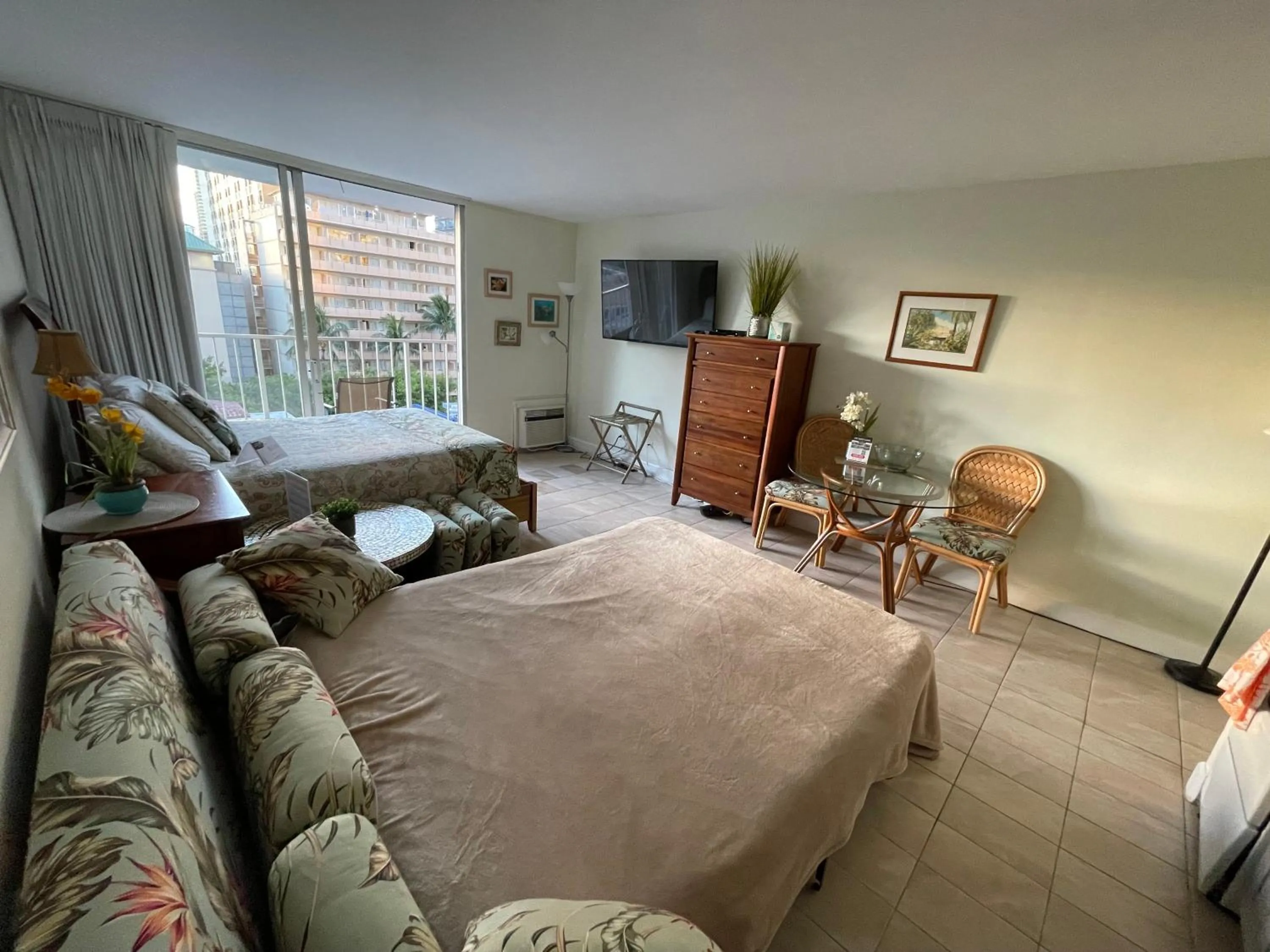 Tropical Studios at Marine Surf Waikiki - FREE PARKING - BEST LOCATION - FULL KITCHEN - SWIMMING POOL