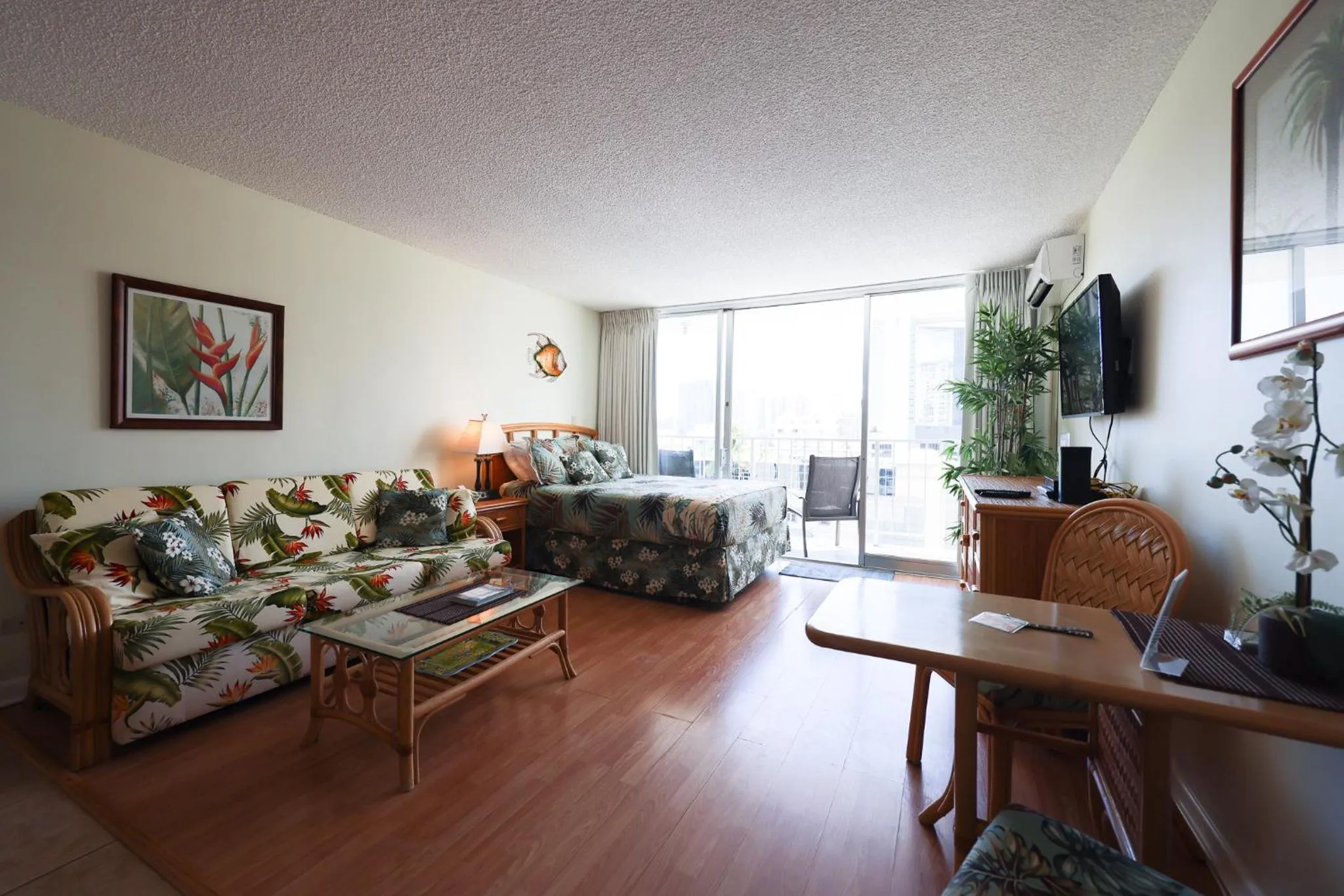 Tropical Studios at Marine Surf Waikiki - FREE PARKING - BEST LOCATION - FULL KITCHEN - SWIMMING POOL