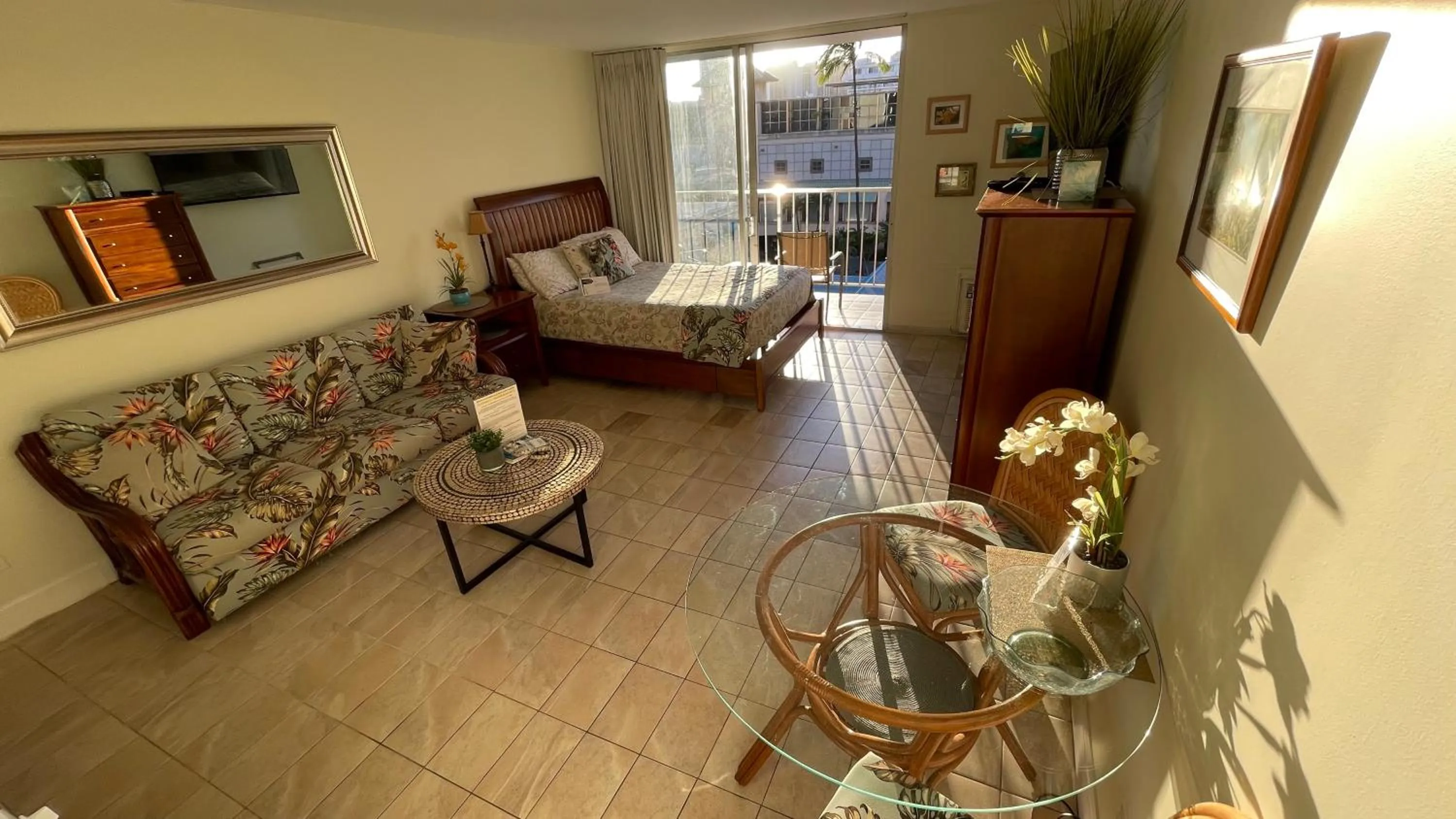 Tropical Studios at Marine Surf Waikiki - FREE PARKING - BEST LOCATION - FULL KITCHEN - SWIMMING POOL