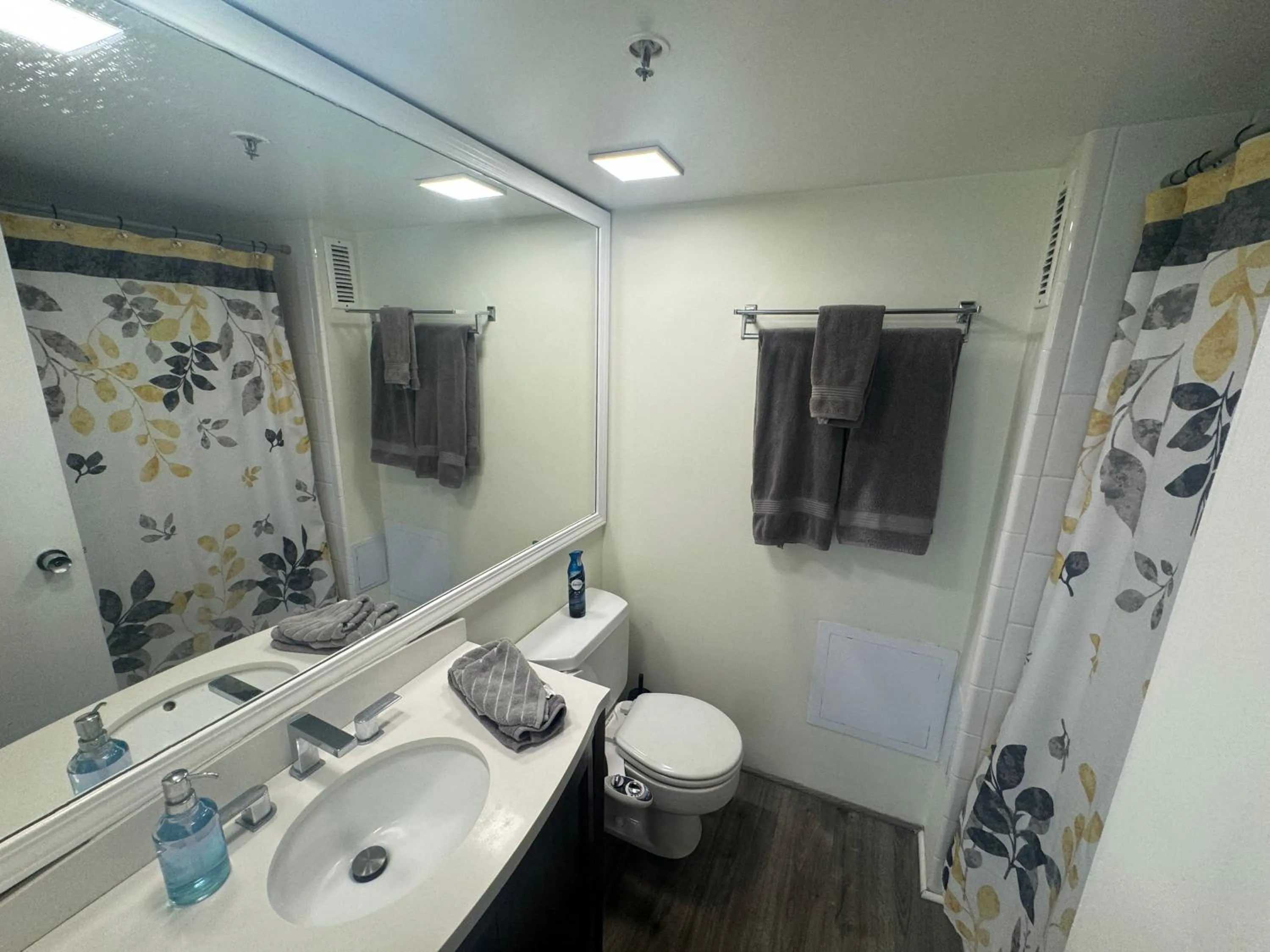 Tropical Studios at Marine Surf Waikiki - FREE PARKING - BEST LOCATION - FULL KITCHEN - SWIMMING POOL