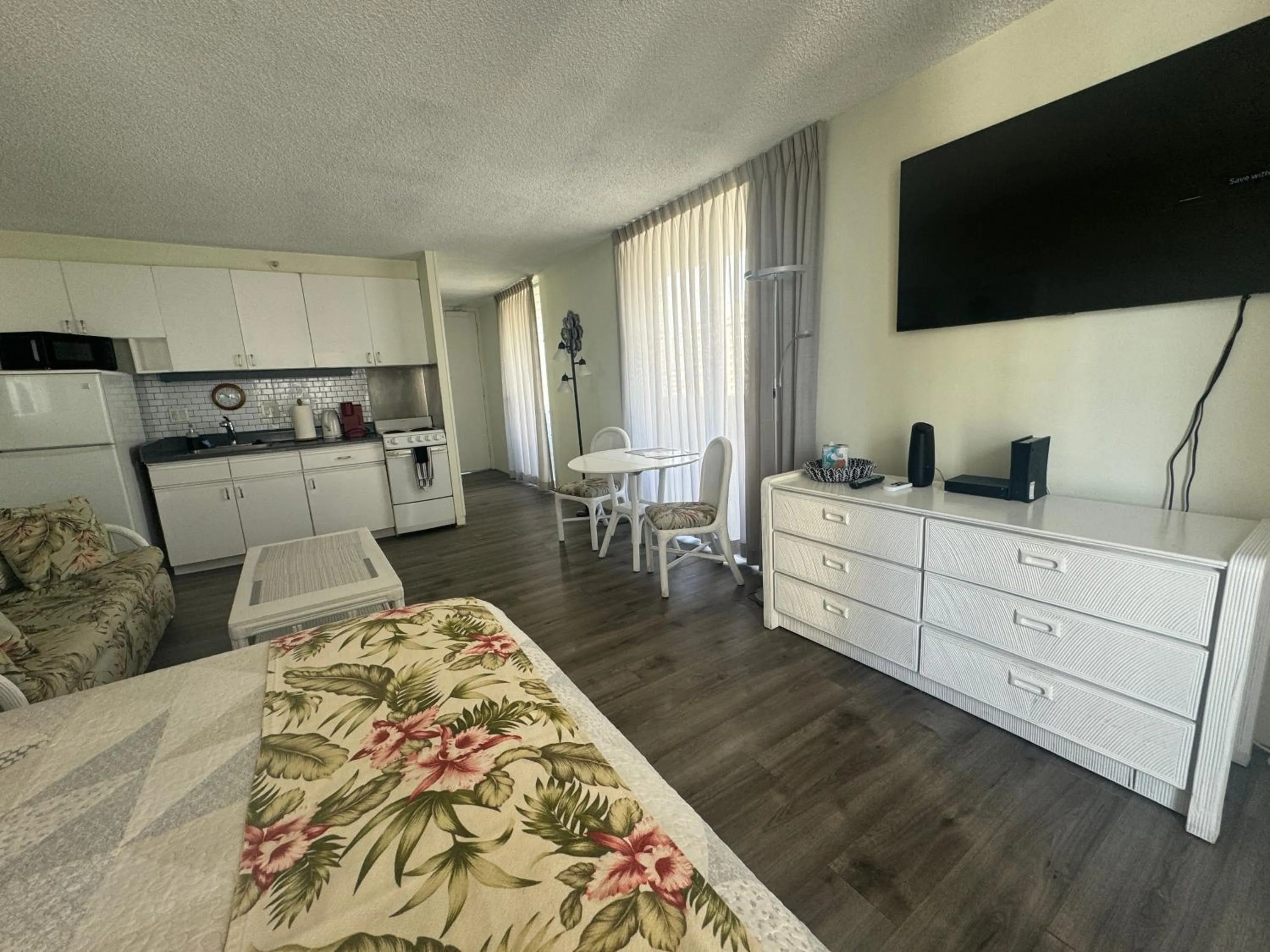 Tropical Studios at Marine Surf Waikiki - FREE PARKING - BEST LOCATION - FULL KITCHEN - SWIMMING POOL