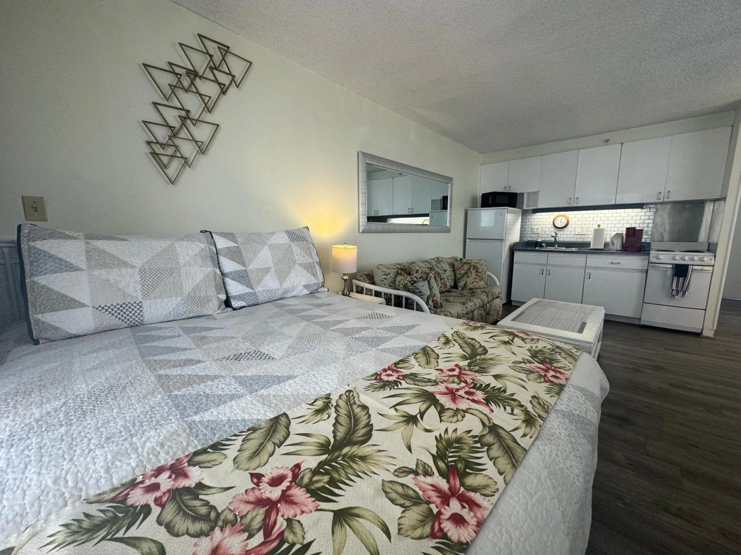 Tropical Studios at Marine Surf Waikiki - FREE PARKING - BEST LOCATION - FULL KITCHEN - SWIMMING POOL