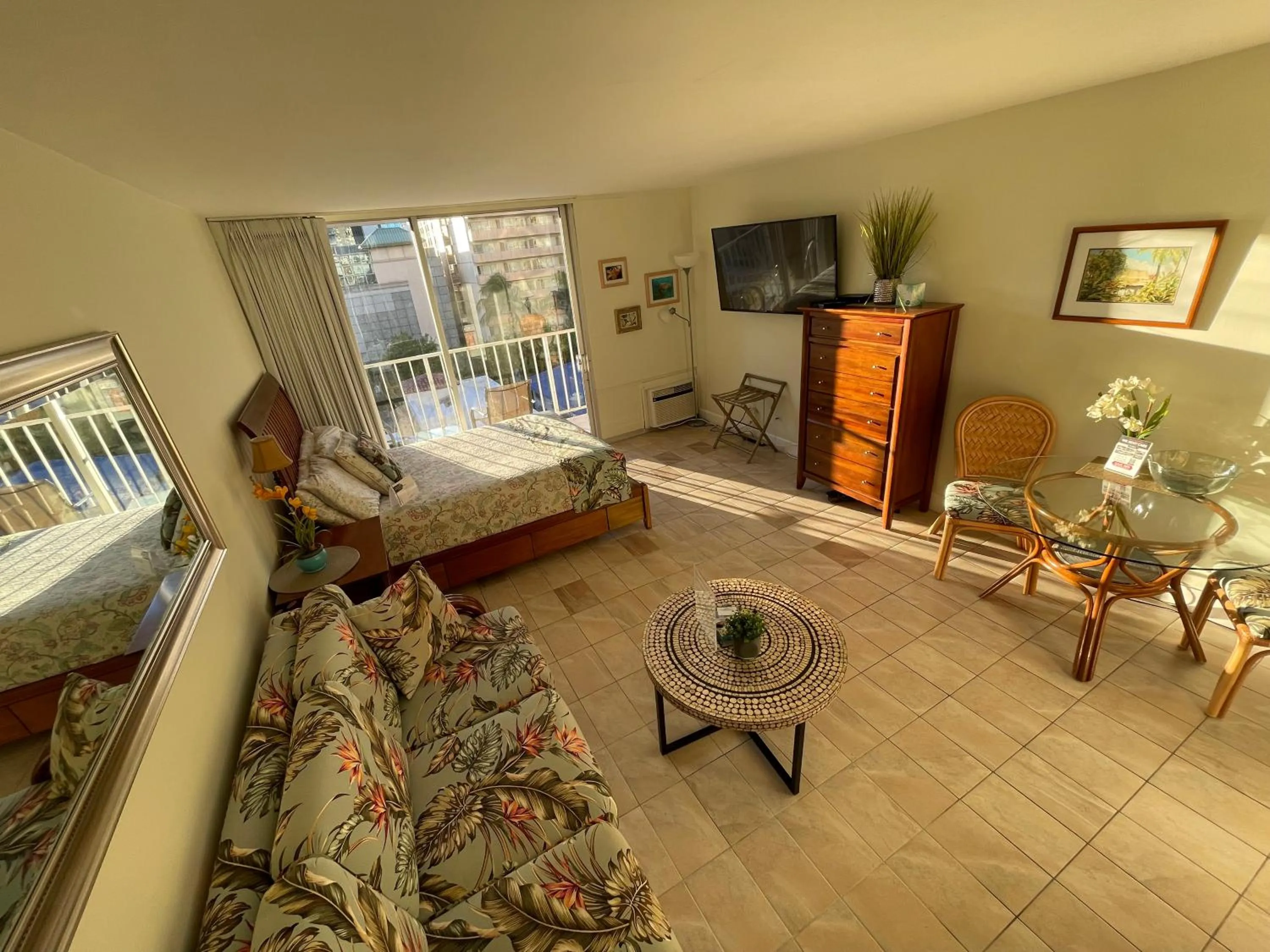 Tropical Studios at Marine Surf Waikiki - FREE PARKING - BEST LOCATION - FULL KITCHEN - SWIMMING POOL