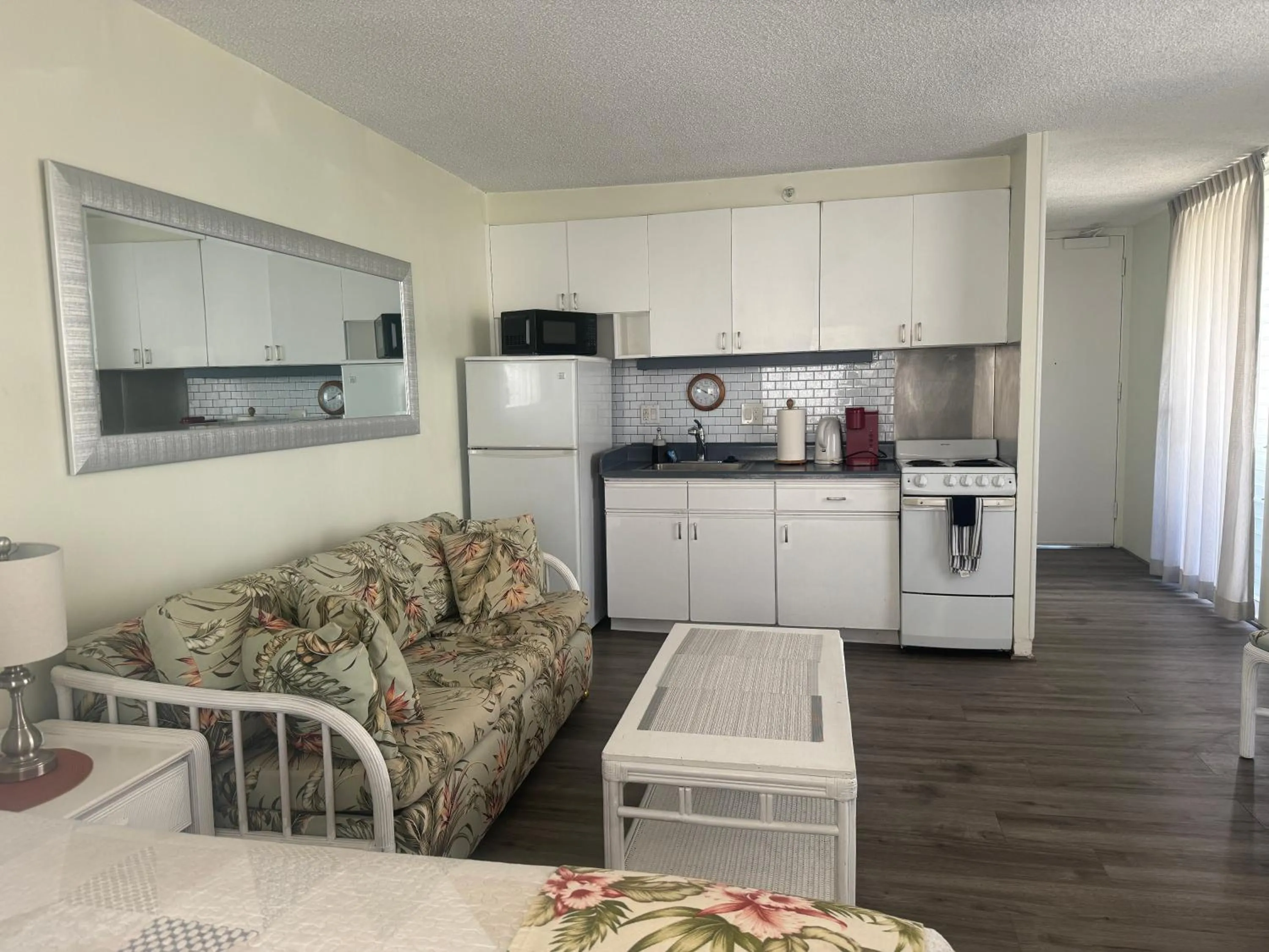 Tropical Studios at Marine Surf Waikiki - FREE PARKING - BEST LOCATION - FULL KITCHEN - SWIMMING POOL