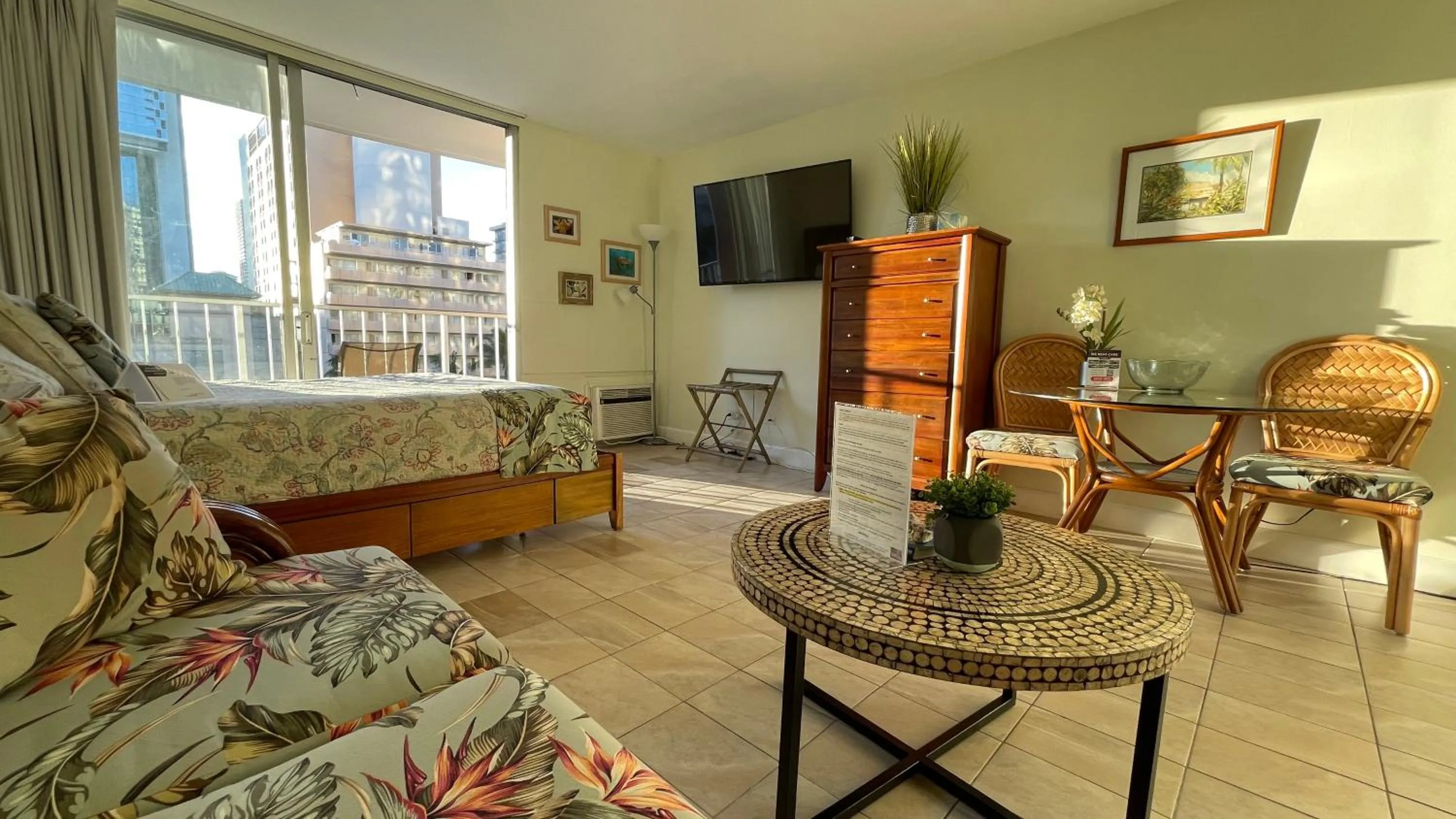 Tropical Studios at Marine Surf Waikiki - FREE PARKING - BEST LOCATION - FULL KITCHEN - SWIMMING POOL
