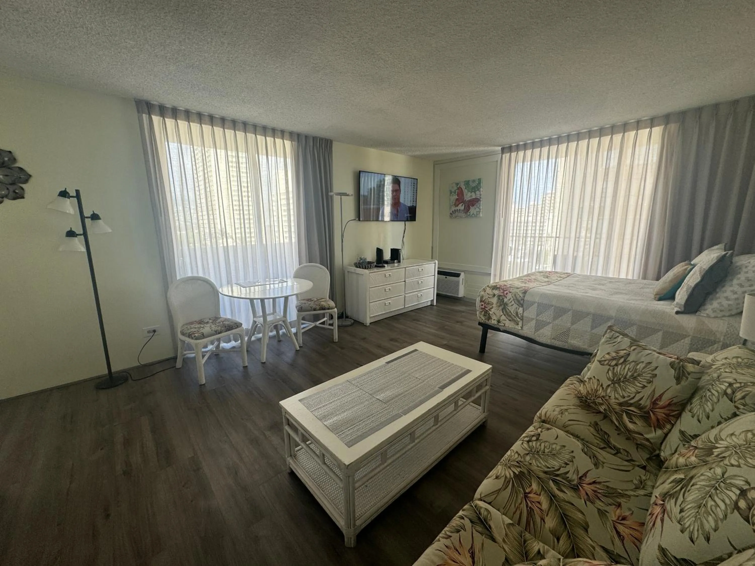 Tropical Studios at Marine Surf Waikiki - FREE PARKING - BEST LOCATION - FULL KITCHEN - SWIMMING POOL