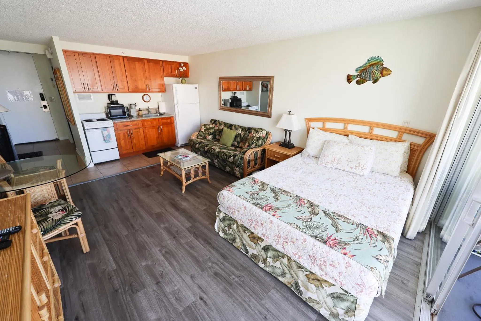 Tropical Studios at Marine Surf Waikiki - FREE PARKING - BEST LOCATION - FULL KITCHEN - SWIMMING POOL