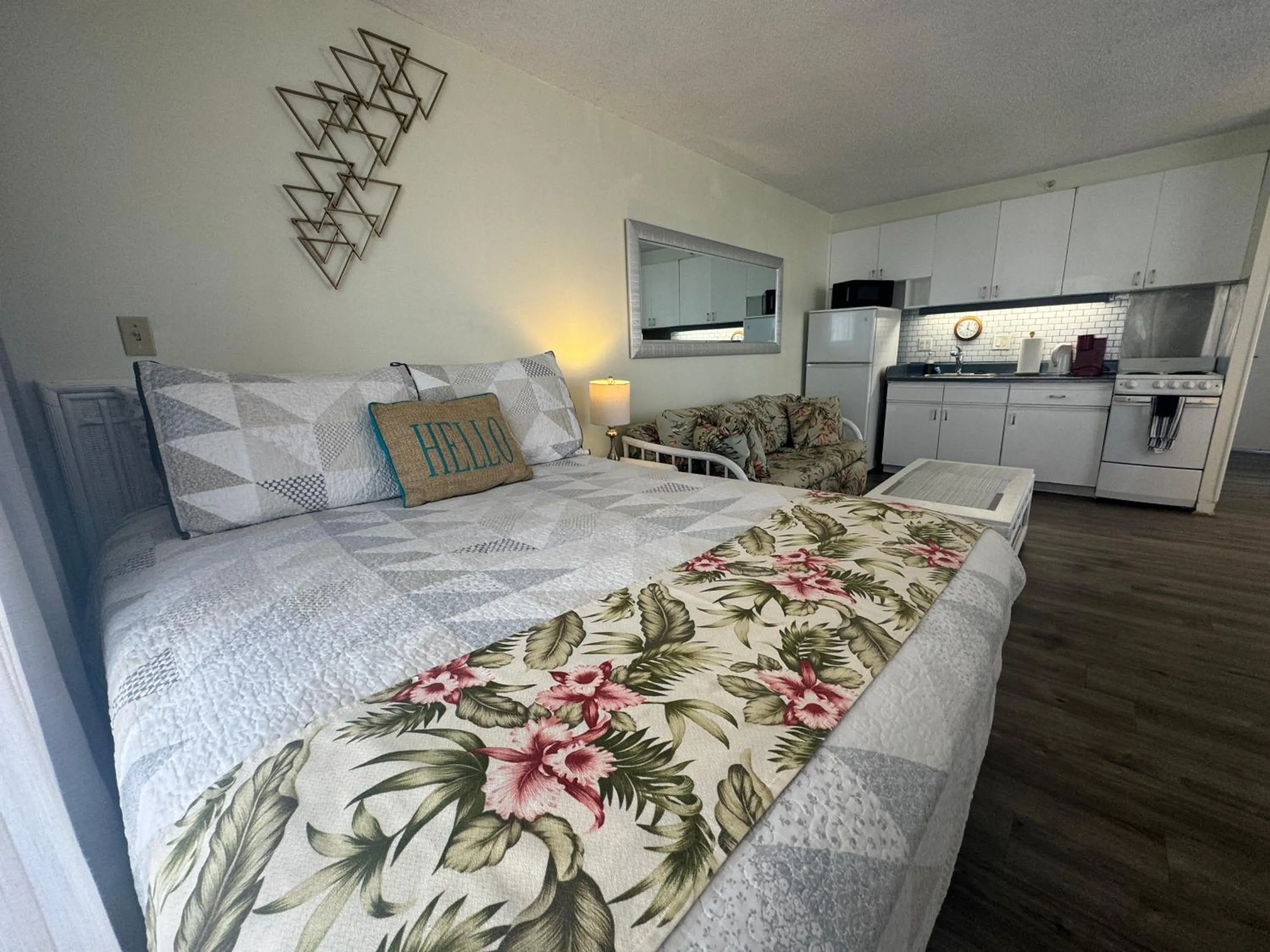 Tropical Studios at Marine Surf Waikiki - FREE PARKING - BEST LOCATION - FULL KITCHEN - SWIMMING POOL