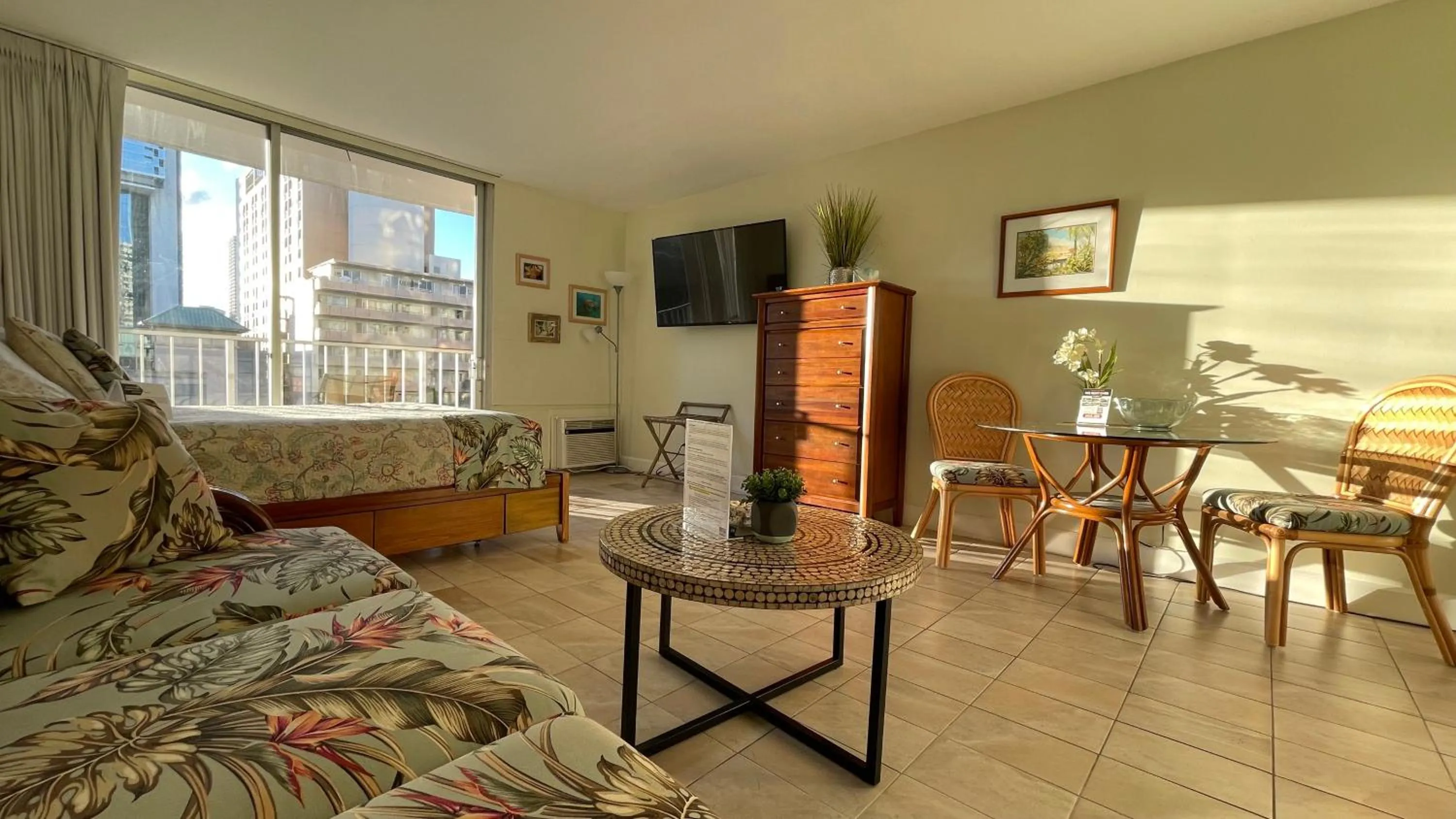 Tropical Studios at Marine Surf Waikiki - FREE PARKING - BEST LOCATION - FULL KITCHEN - SWIMMING POOL