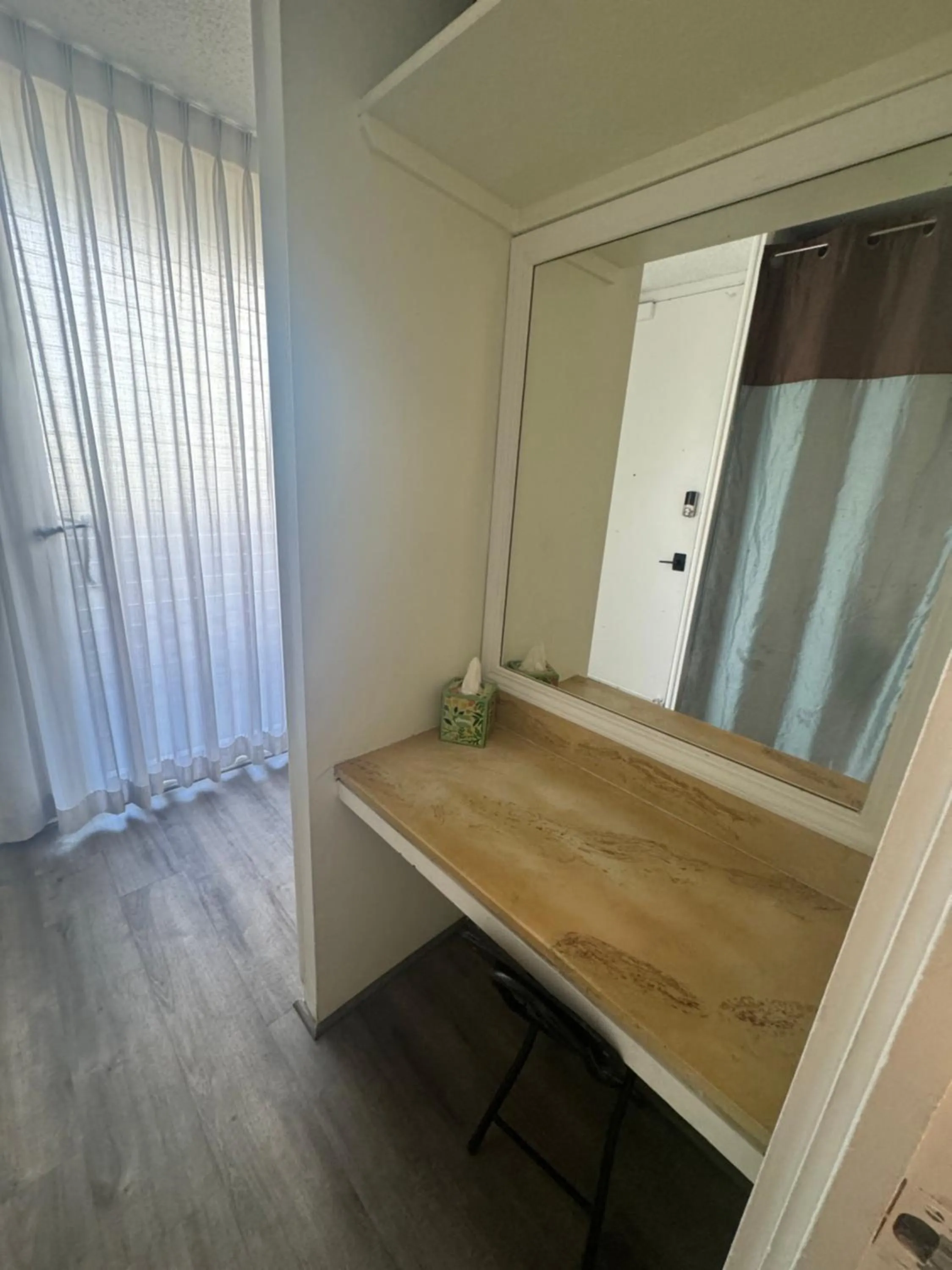 Tropical Studios at Marine Surf Waikiki - FREE PARKING - BEST LOCATION - FULL KITCHEN - SWIMMING POOL