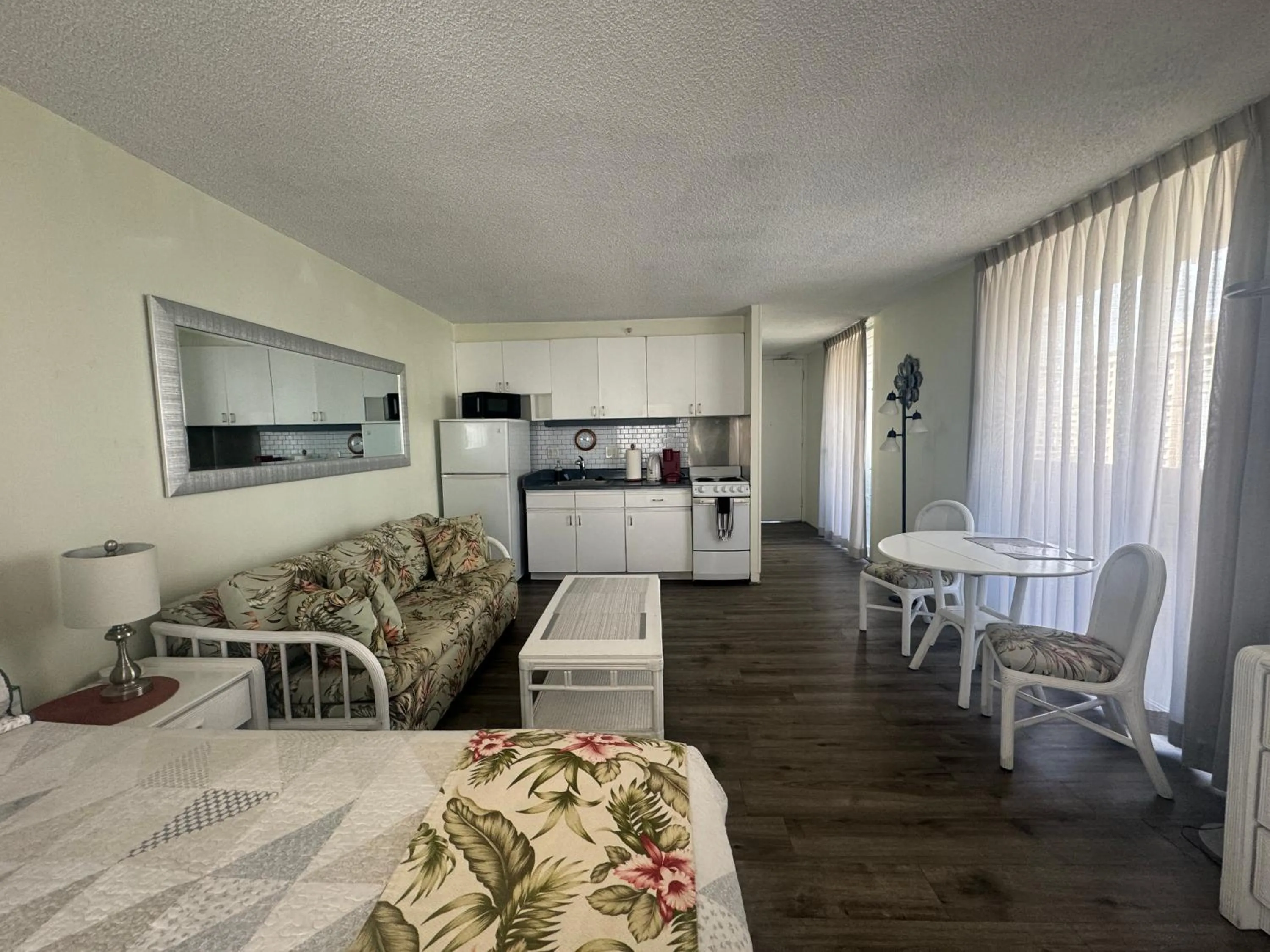 Tropical Studios at Marine Surf Waikiki - FREE PARKING - BEST LOCATION - FULL KITCHEN - SWIMMING POOL