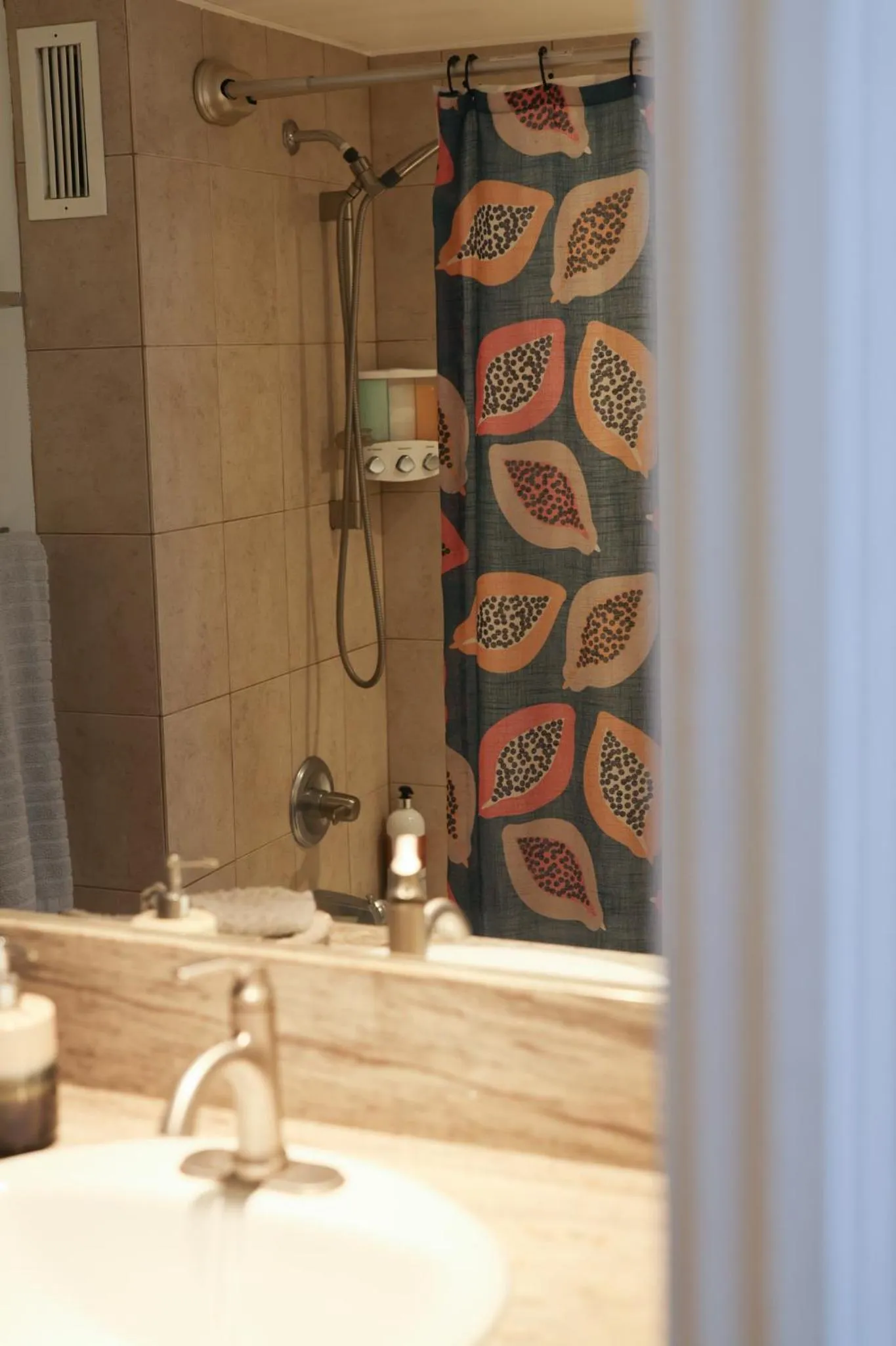 Tropical Studios at Marine Surf Waikiki - FREE PARKING - BEST LOCATION - FULL KITCHEN - SWIMMING POOL