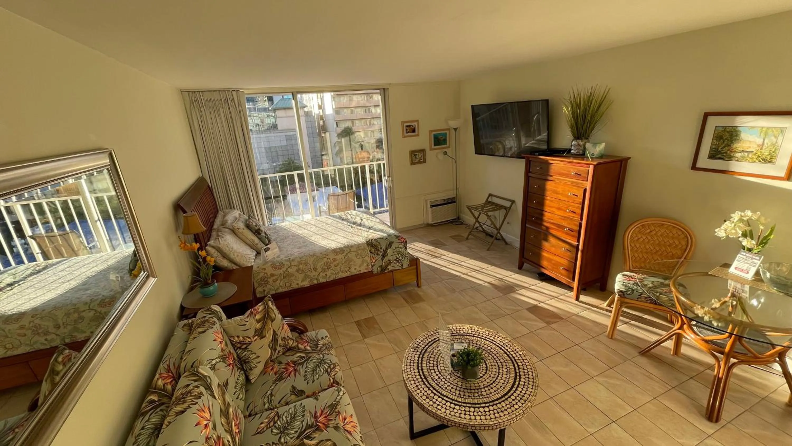 Tropical Studios at Marine Surf Waikiki - FREE PARKING - BEST LOCATION - FULL KITCHEN - SWIMMING POOL