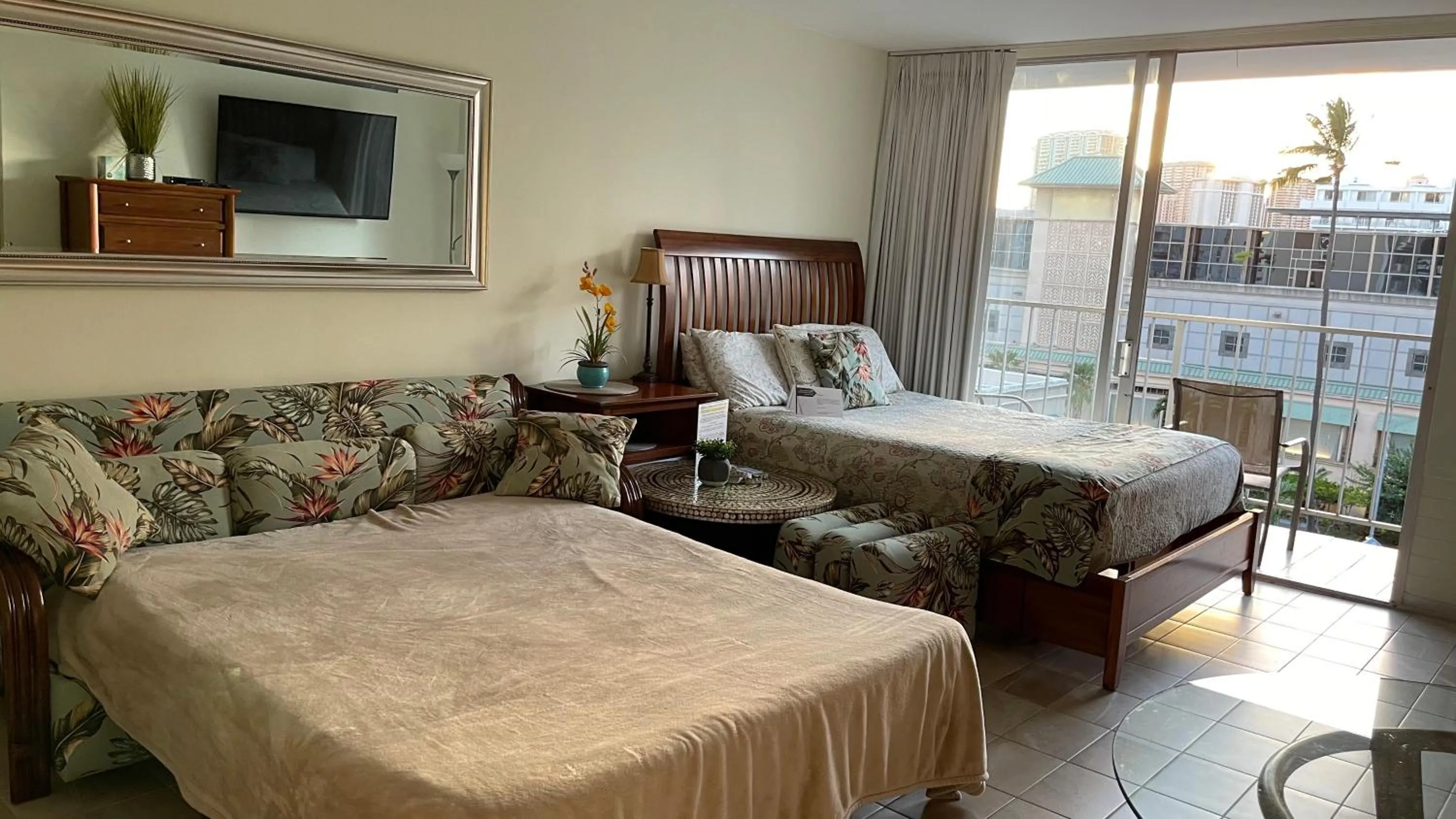 Tropical Studios at Marine Surf Waikiki - FREE PARKING - BEST LOCATION - FULL KITCHEN - SWIMMING POOL