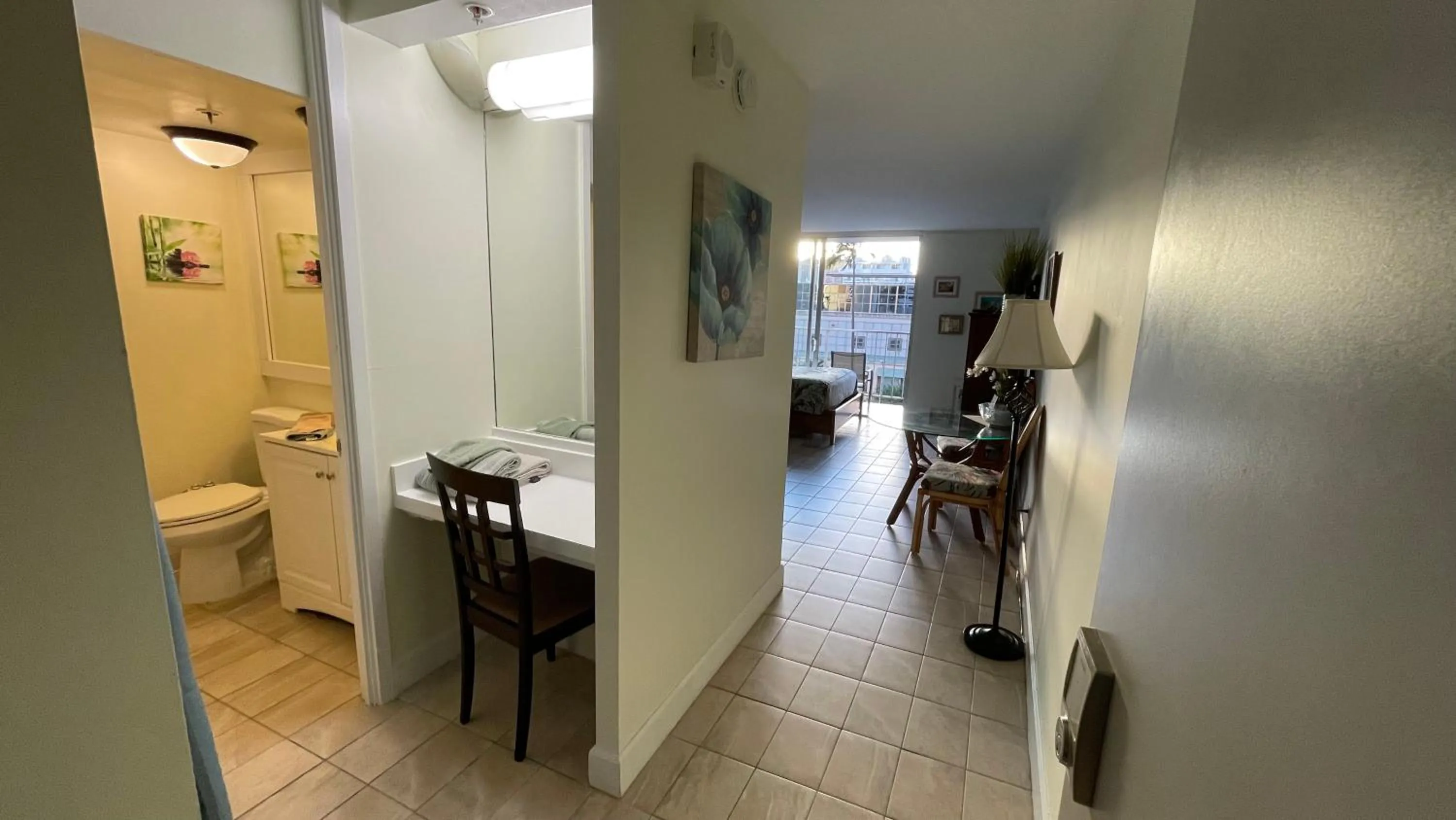 Tropical Studios at Marine Surf Waikiki - FREE PARKING - BEST LOCATION - FULL KITCHEN - SWIMMING POOL