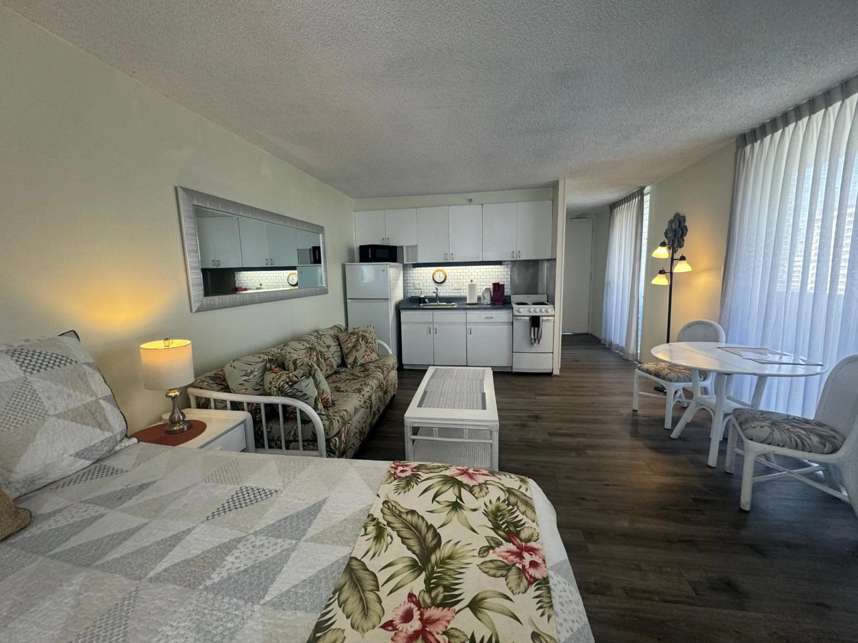 Tropical Studios at Marine Surf Waikiki - FREE PARKING - BEST LOCATION - FULL KITCHEN - SWIMMING POOL