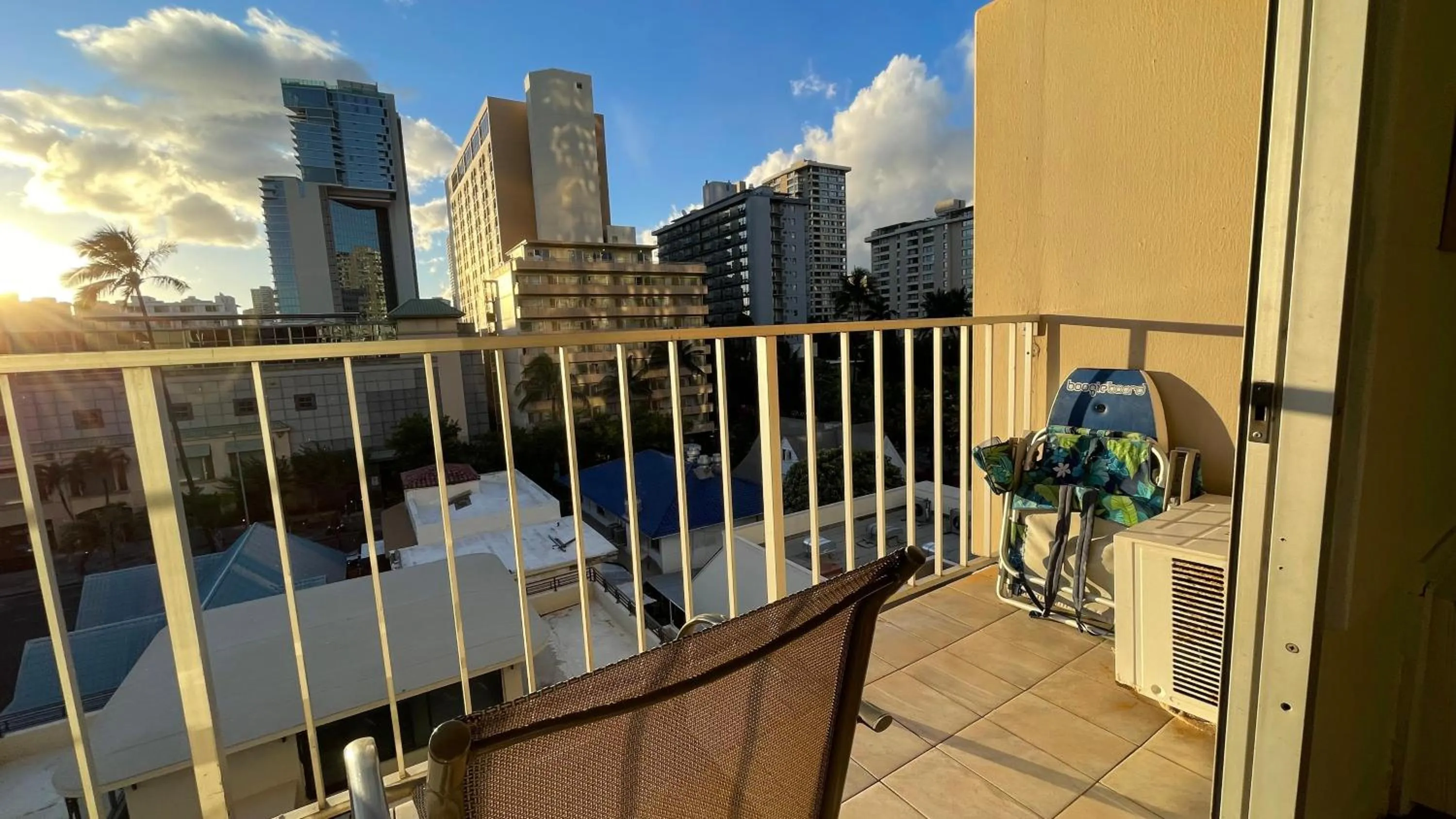 Tropical Studios at Marine Surf Waikiki - FREE PARKING - BEST LOCATION - FULL KITCHEN - SWIMMING POOL