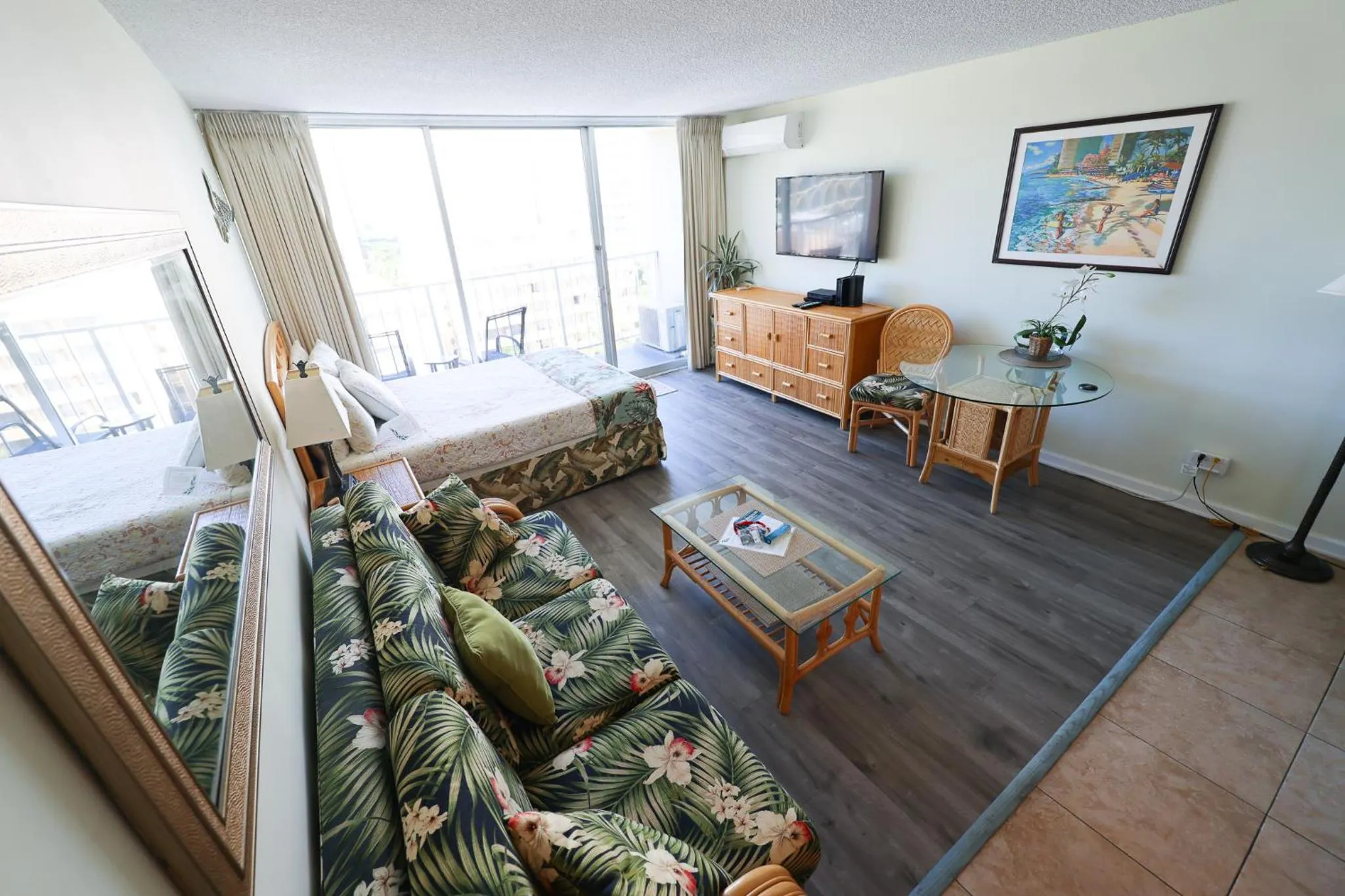 Tropical Studios at Marine Surf Waikiki - FREE PARKING - BEST LOCATION - FULL KITCHEN - SWIMMING POOL