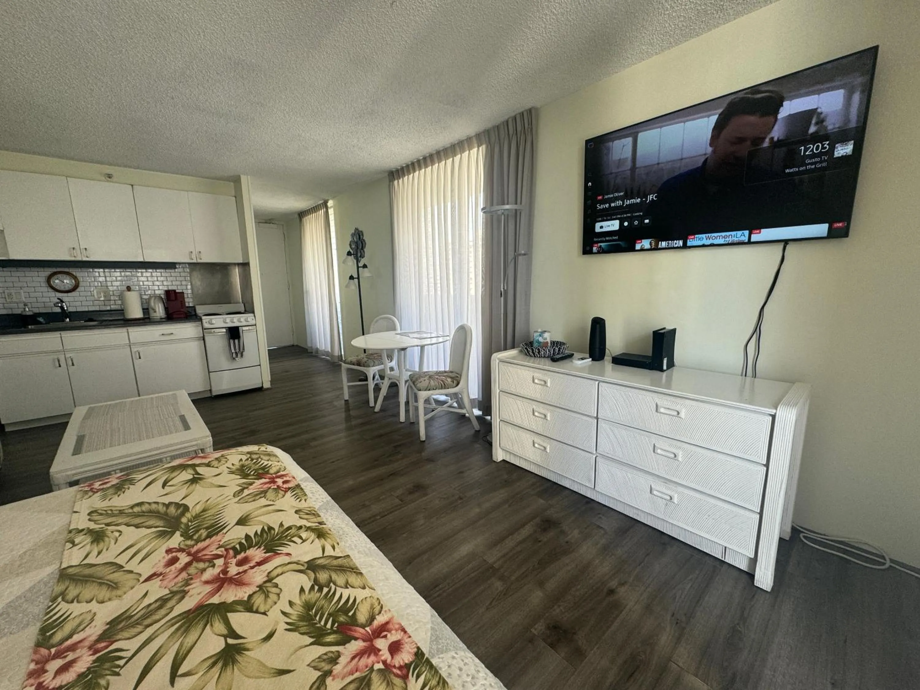 Tropical Studios at Marine Surf Waikiki - FREE PARKING - BEST LOCATION - FULL KITCHEN - SWIMMING POOL