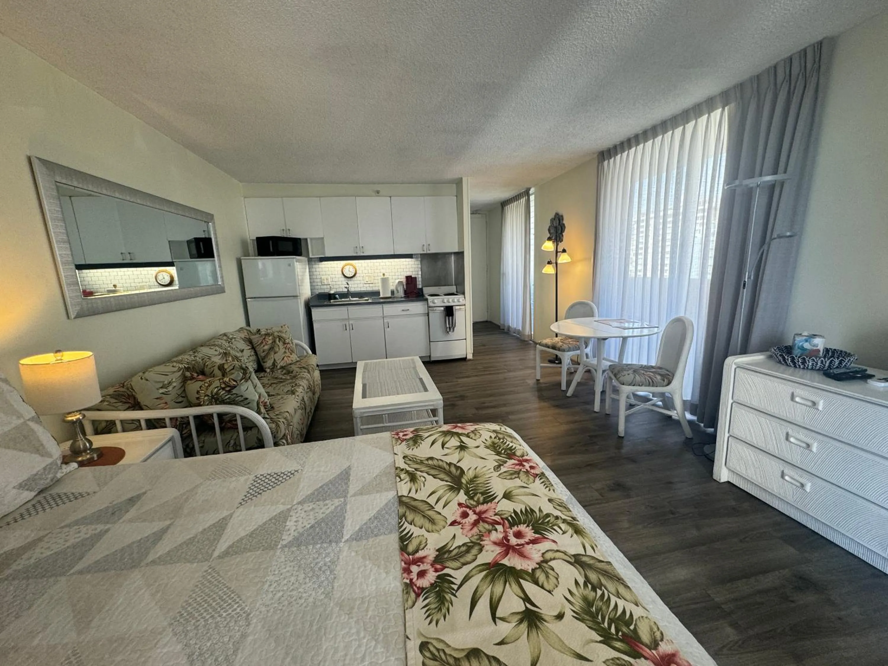 Tropical Studios at Marine Surf Waikiki - FREE PARKING - BEST LOCATION - FULL KITCHEN - SWIMMING POOL