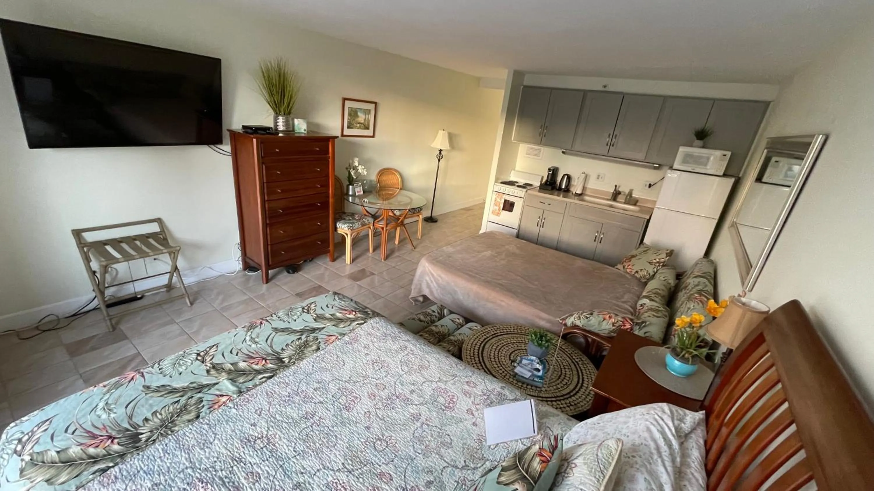 Tropical Studios at Marine Surf Waikiki - FREE PARKING - BEST LOCATION - FULL KITCHEN - SWIMMING POOL