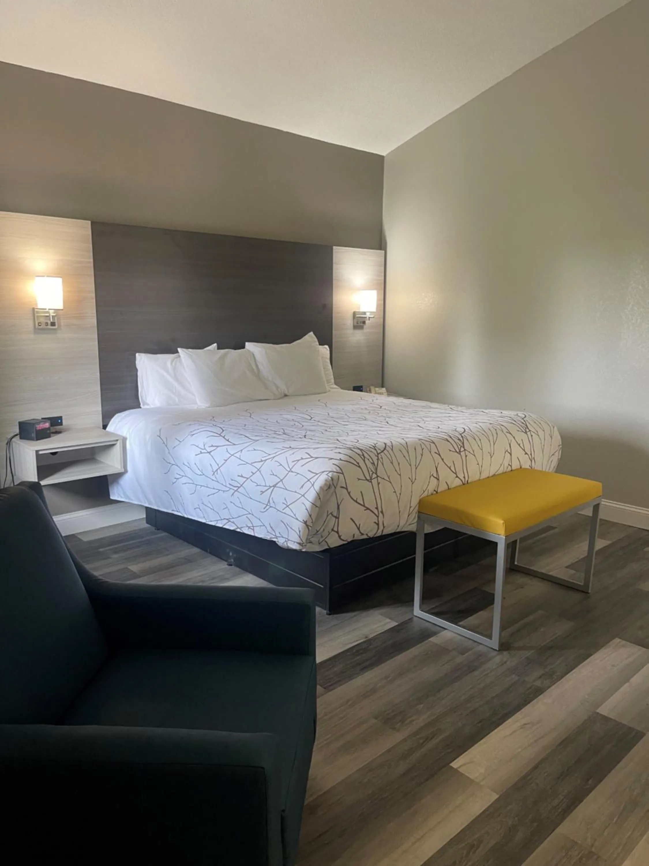 Bed in HomeTown Inn and Suites Belle Plaine