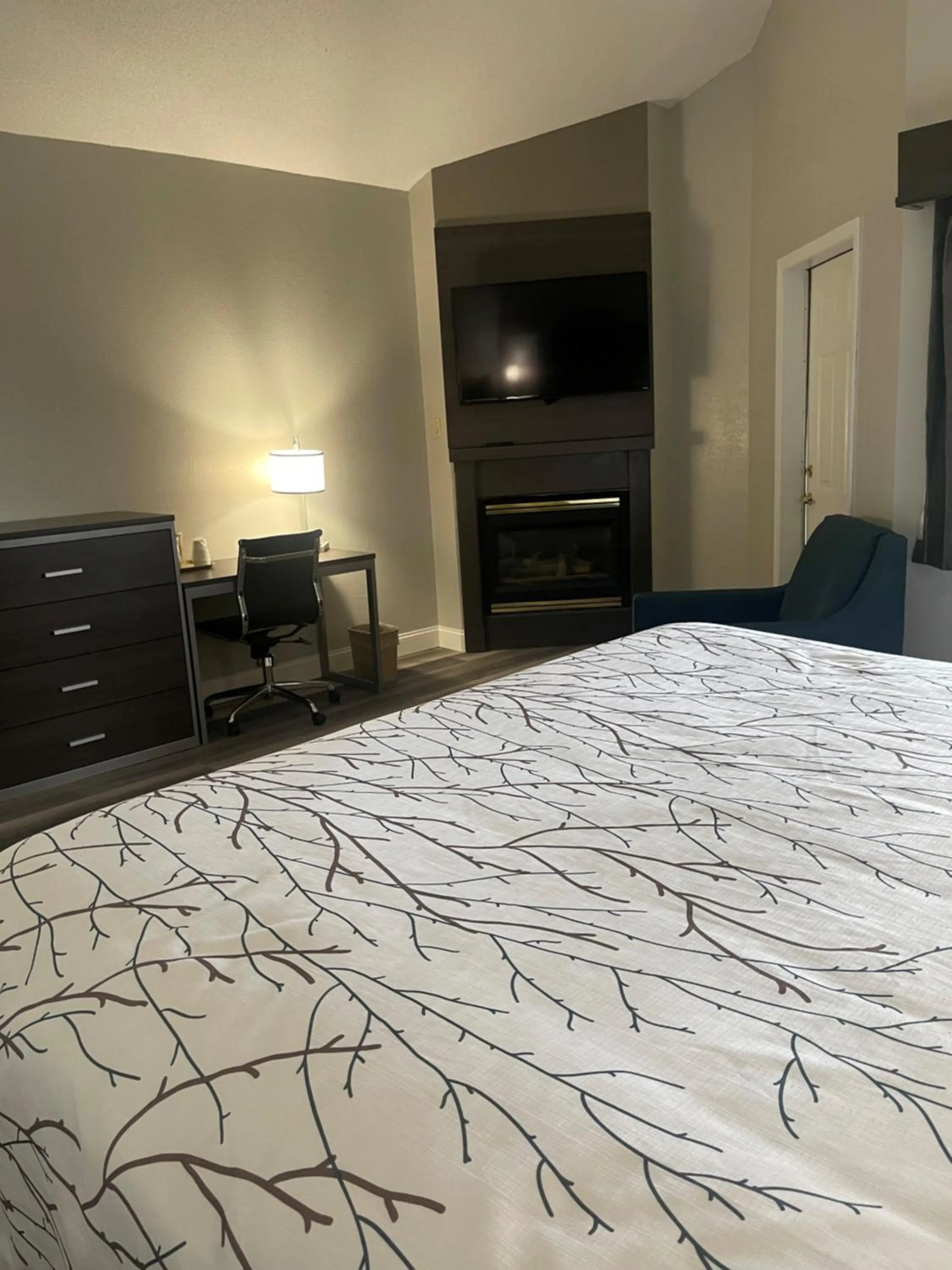 Bed in HomeTown Inn and Suites Belle Plaine