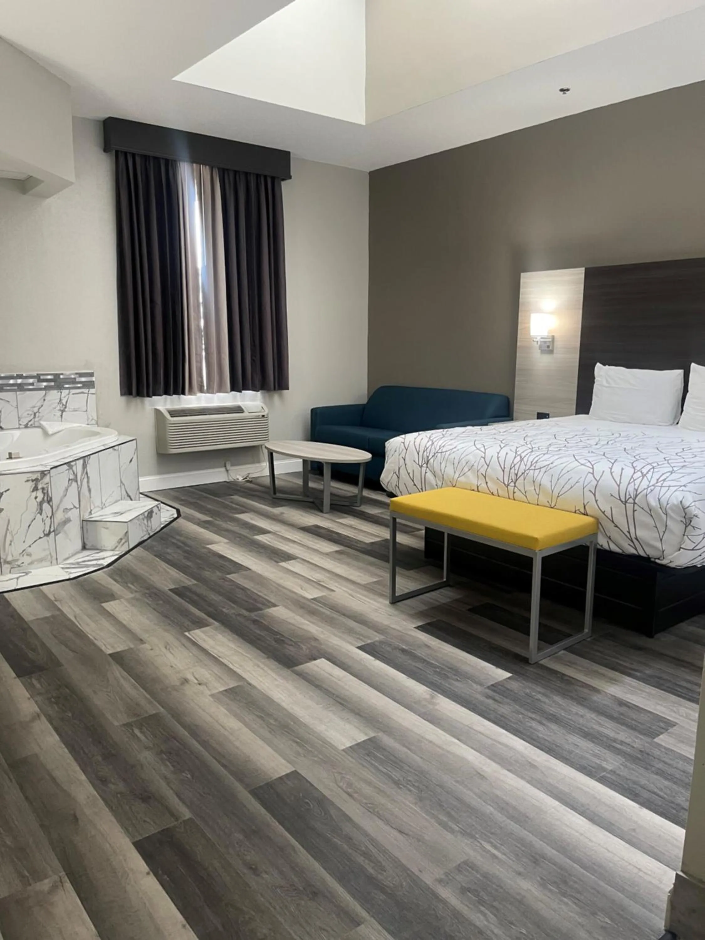 Bed in HomeTown Inn and Suites Belle Plaine