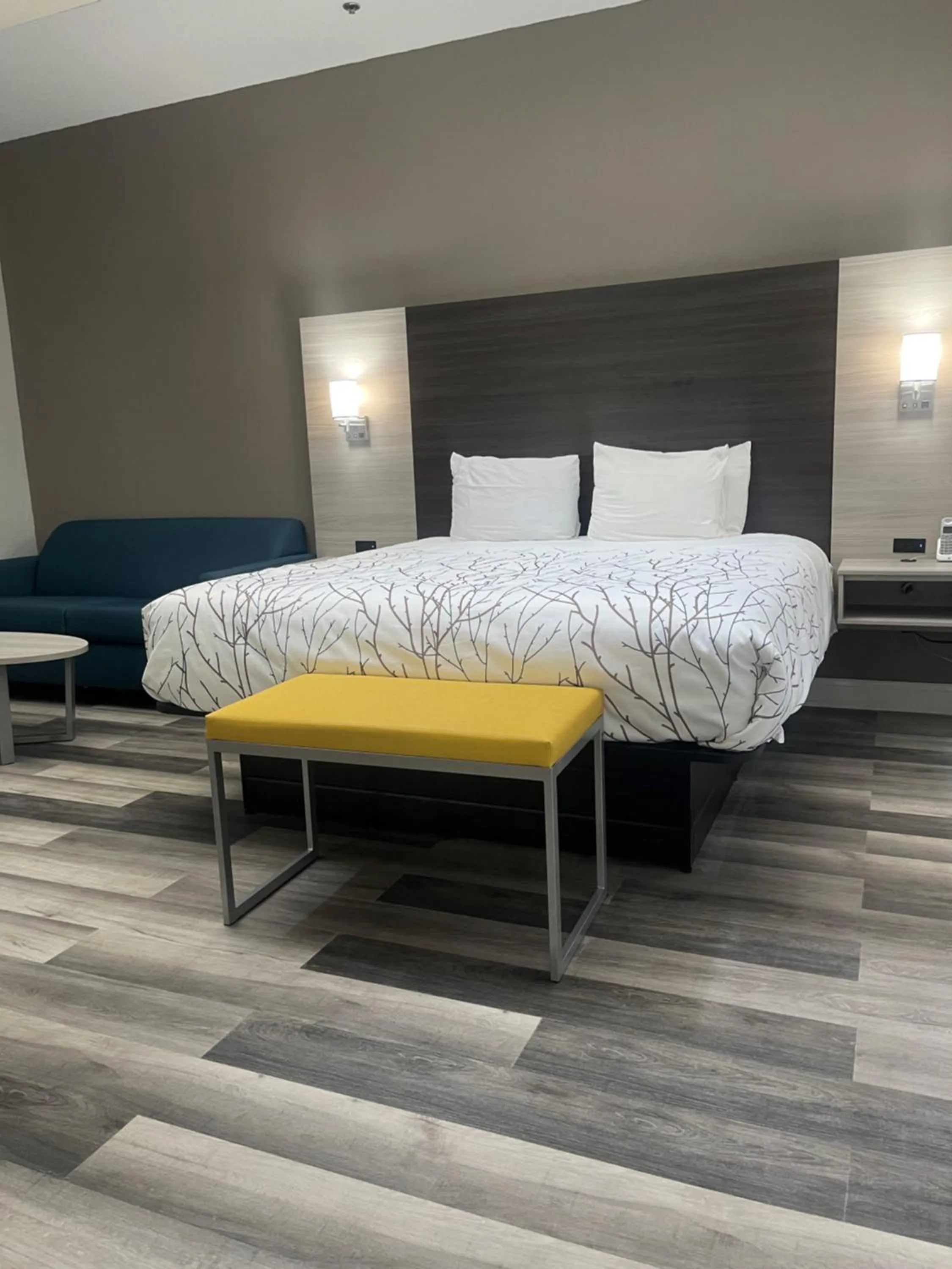 Bed in HomeTown Inn and Suites Belle Plaine