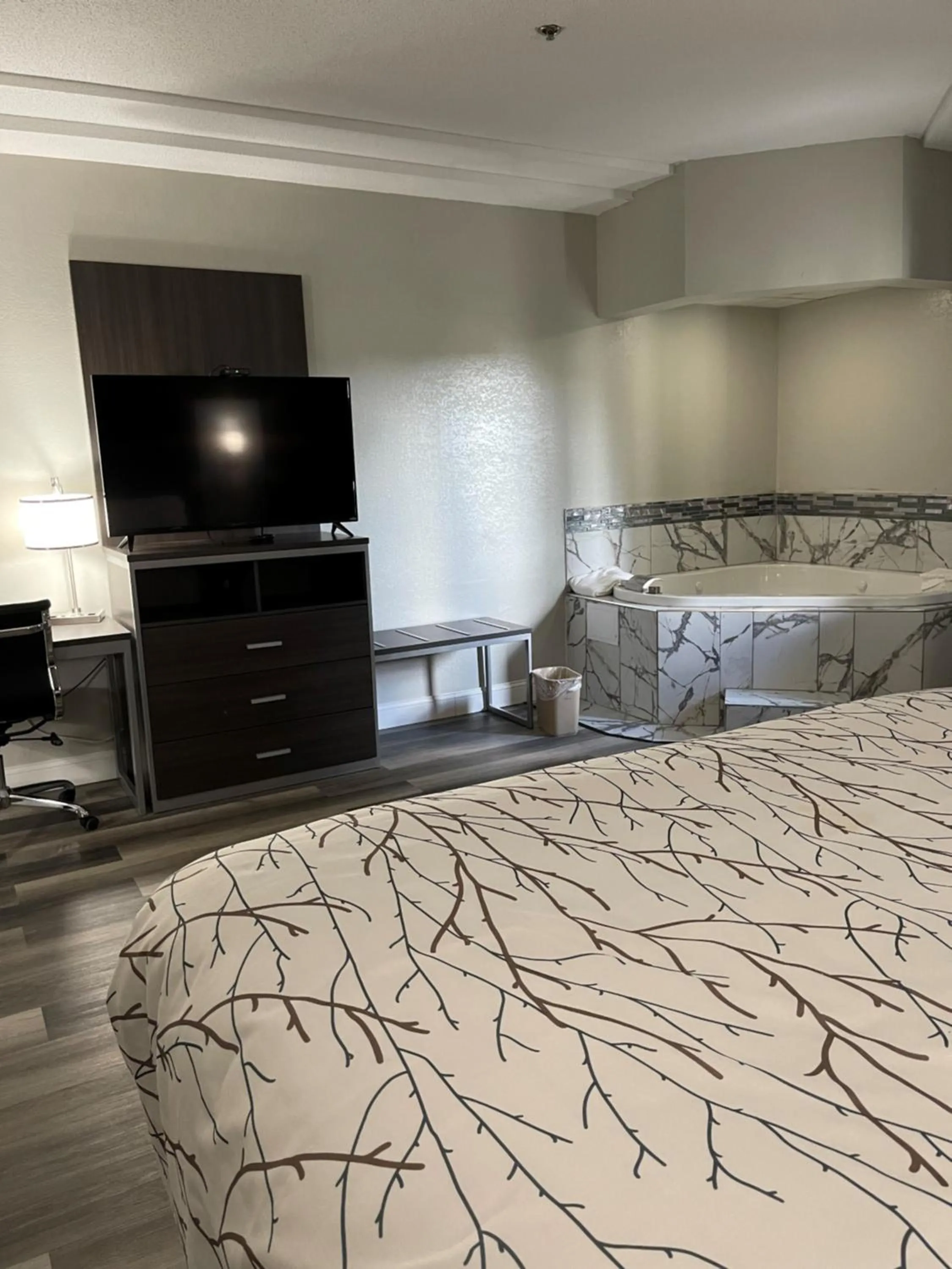 Bed in HomeTown Inn and Suites Belle Plaine