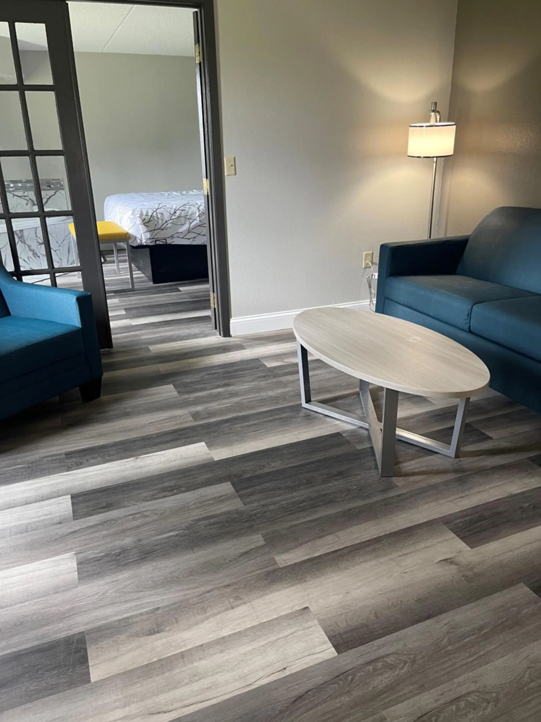 Bed in HomeTown Inn and Suites Belle Plaine