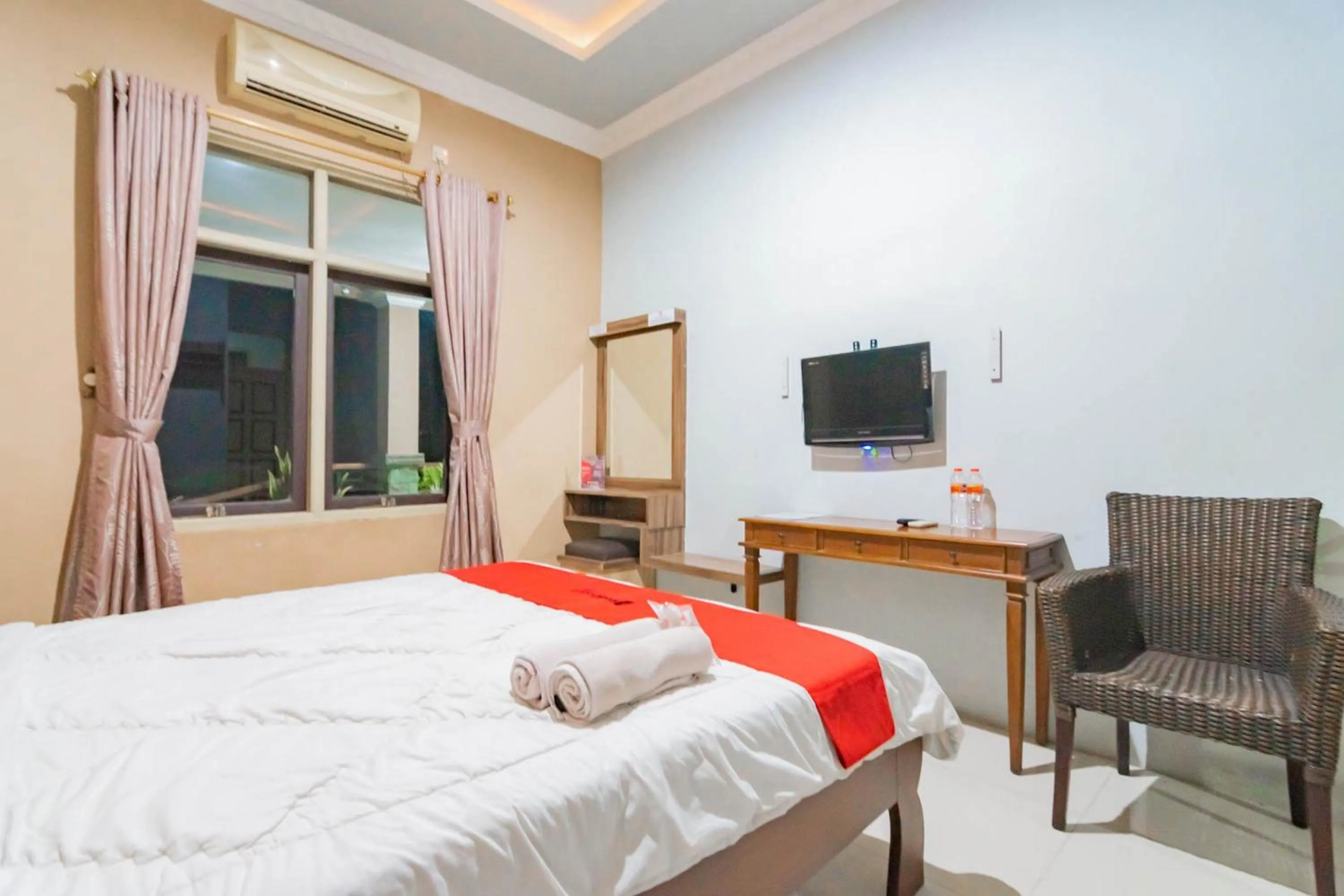 Bed in RedDoorz Resort Premium @ Sangkan Hurip Kuningan