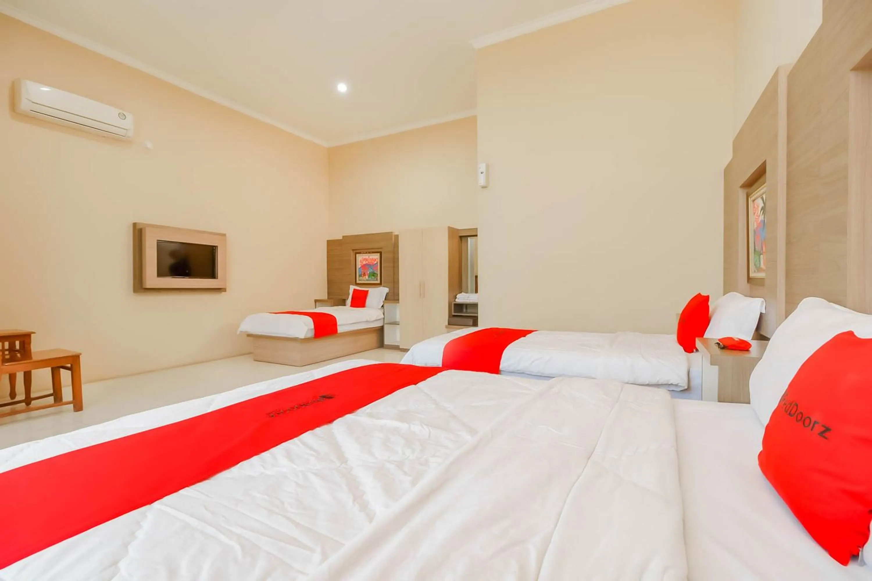 Bed in RedDoorz Resort Premium @ Sangkan Hurip Kuningan