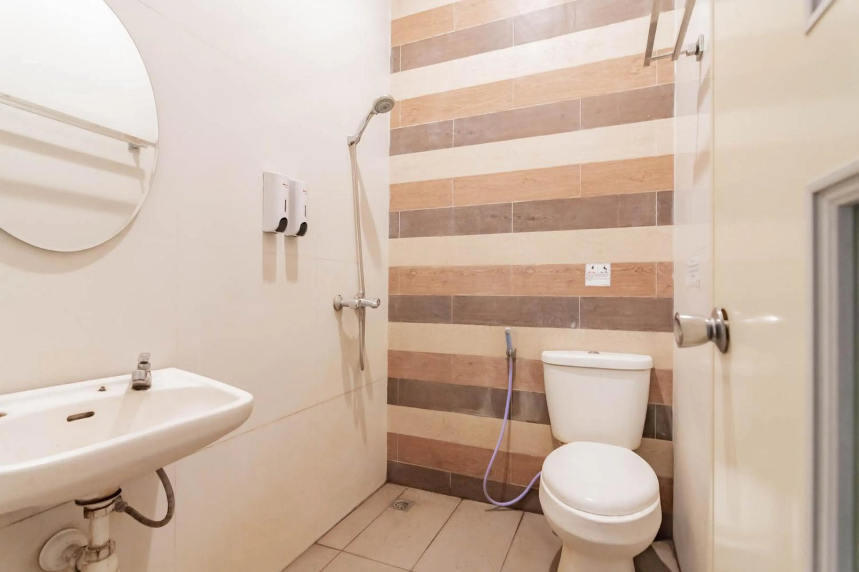 Bathroom in RedDoorz Resort Premium @ Sangkan Hurip Kuningan