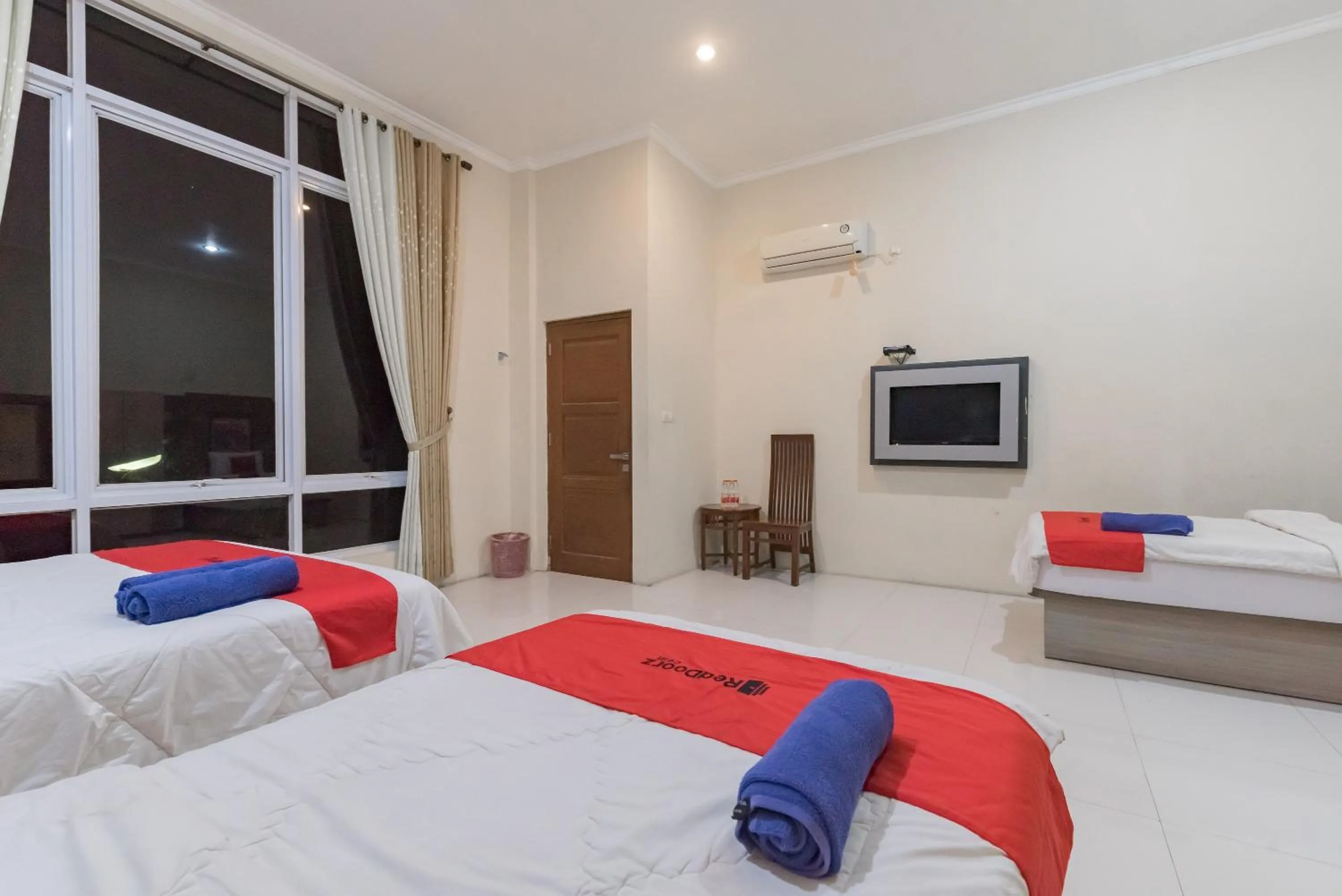 Bed in RedDoorz Resort Premium @ Sangkan Hurip Kuningan